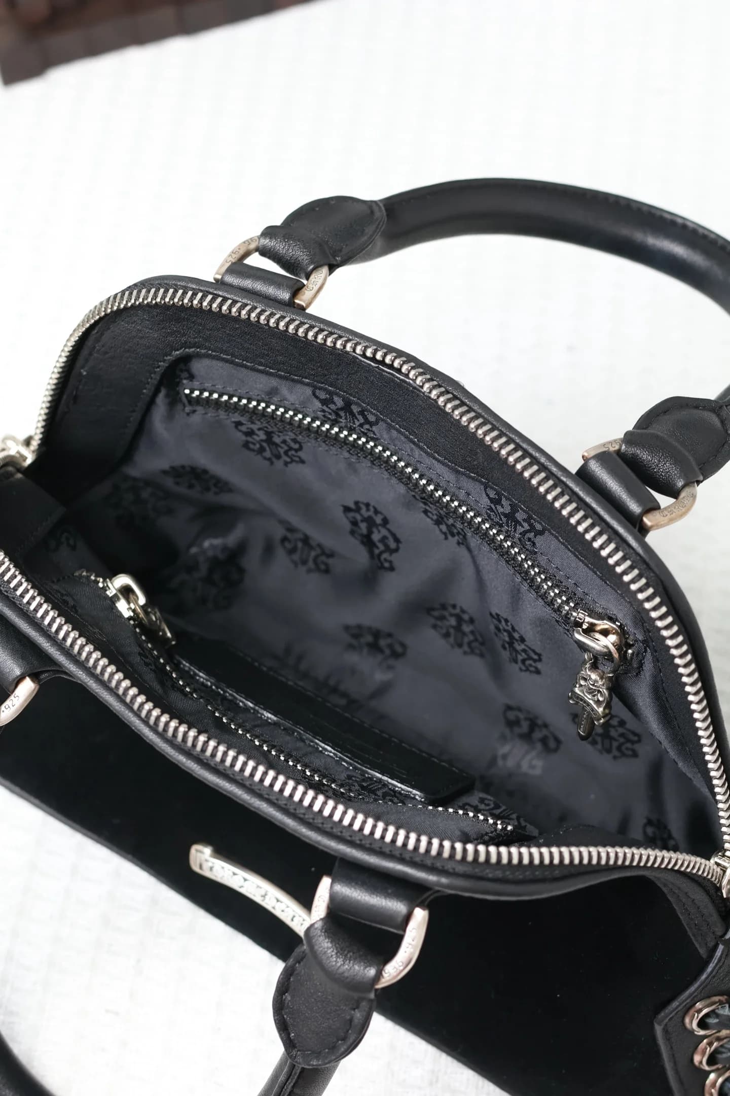 Внутреннее отделение сумки Chrome Hearts с фирменной шелковистой подкладкой