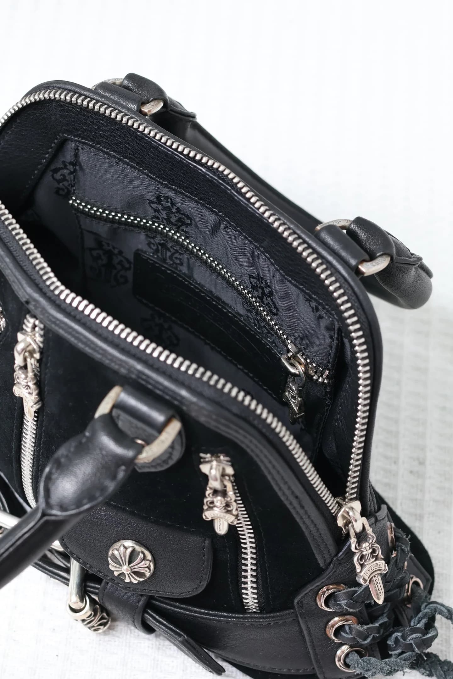 Вид сверху на открытое основное отделение сумки Chrome Hearts