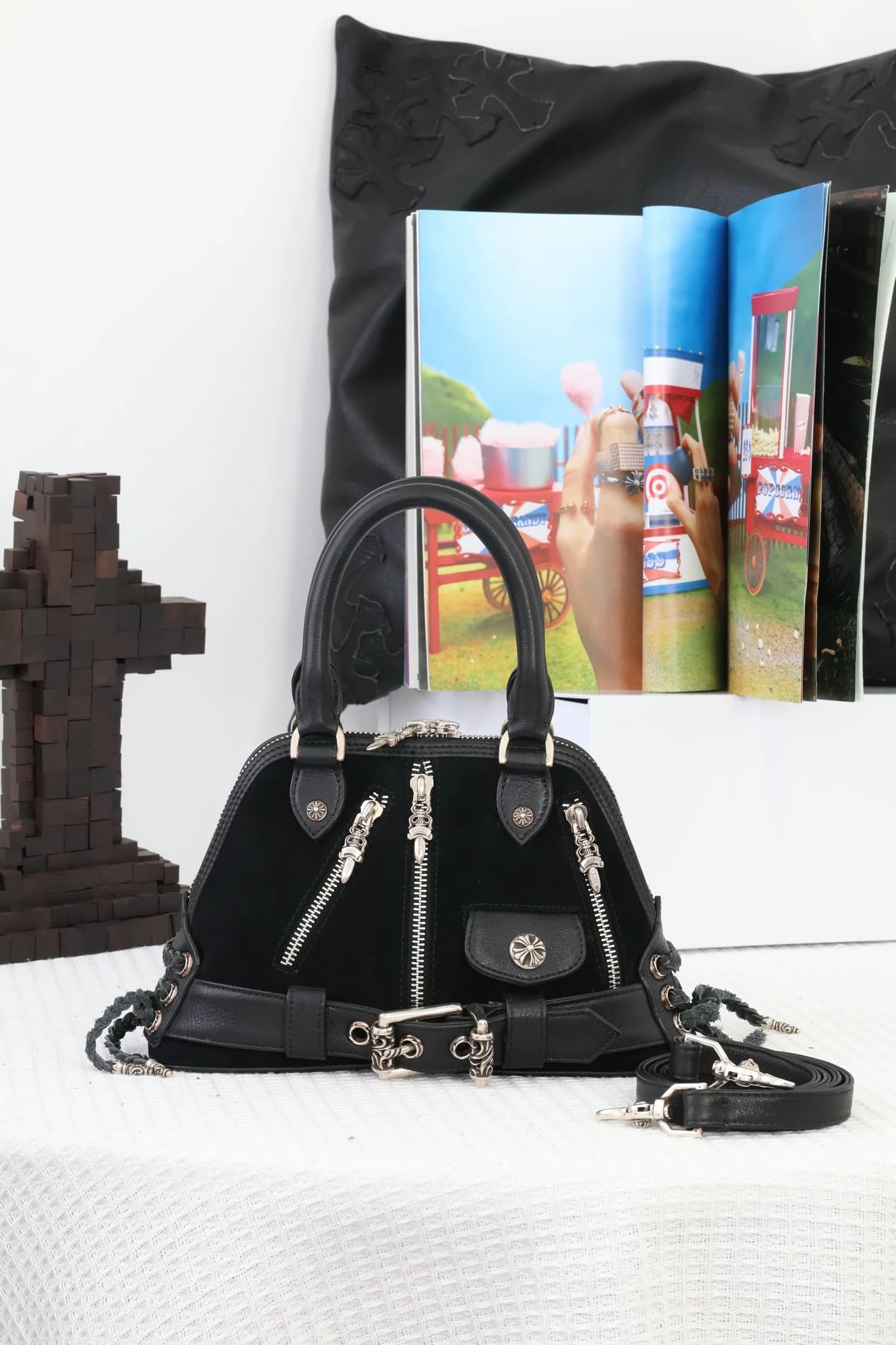 Фронтальный вид черной сумки Chrome Hearts на белом фоне