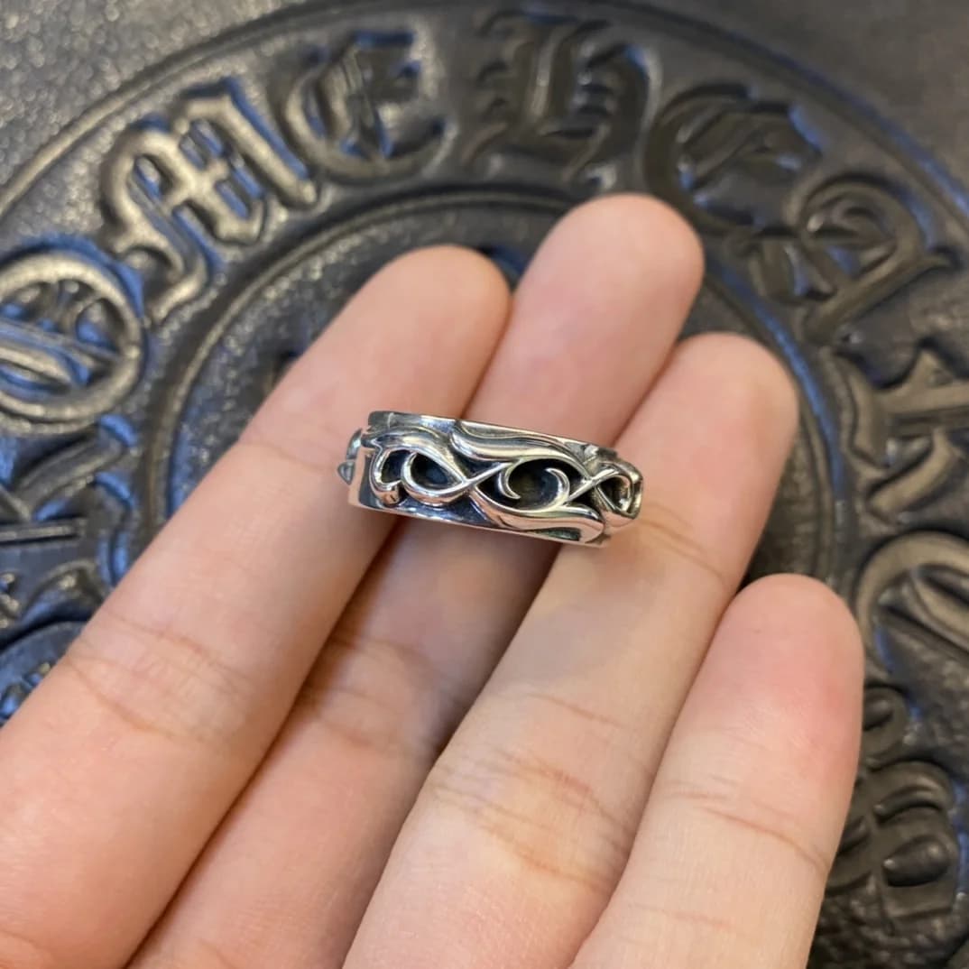 Боковой ракурс резного узора виноградной лозы на кольце Chrome Hearts из серебра 925 пробы