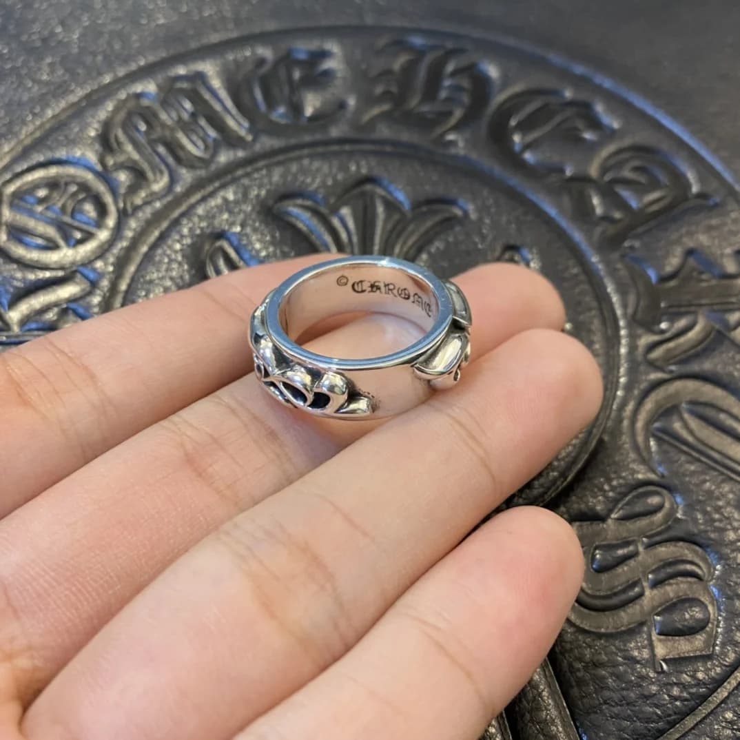 Кольцо Chrome Hearts Double Narrow Vine под углом с видимой внутренней шинкой