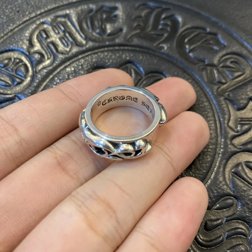 Крупный план внутренней гравировки Chrome на серебряном кольце Chrome Hearts