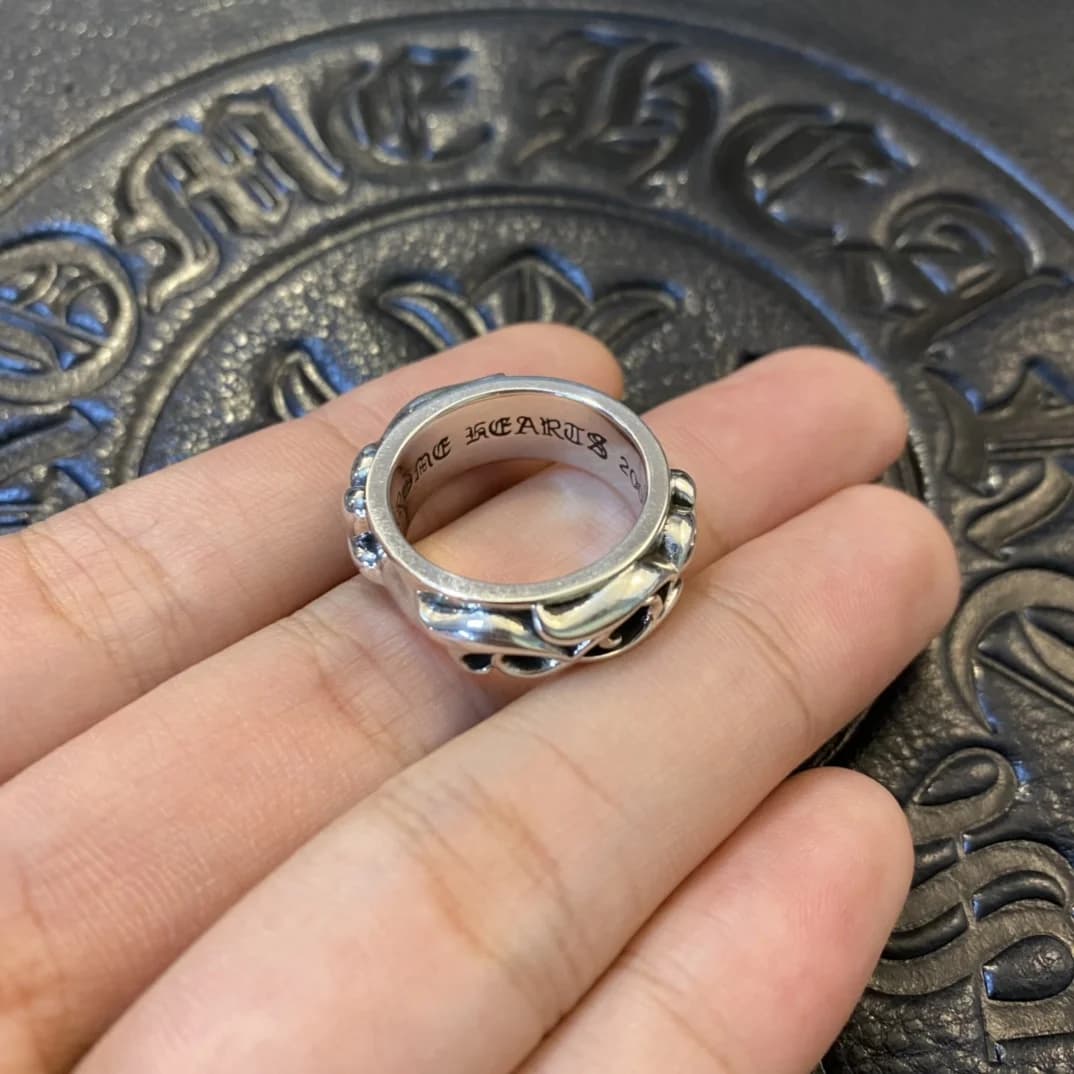 Фрагмент внутренней фирменной гравировки Hearts на кольце Chrome Hearts