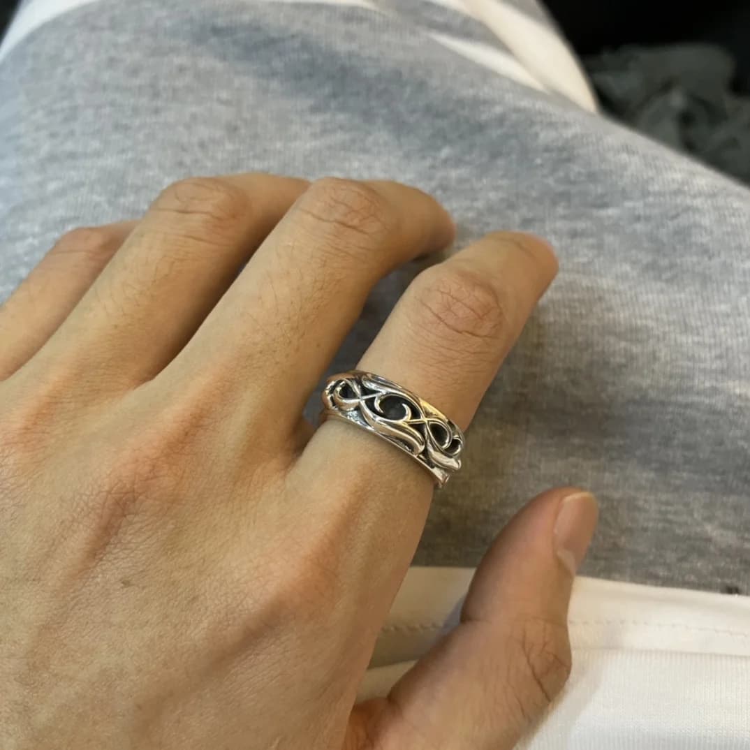 Серебряное кольцо Chrome Hearts Double Narrow Vine с орнаментом на пальце руки