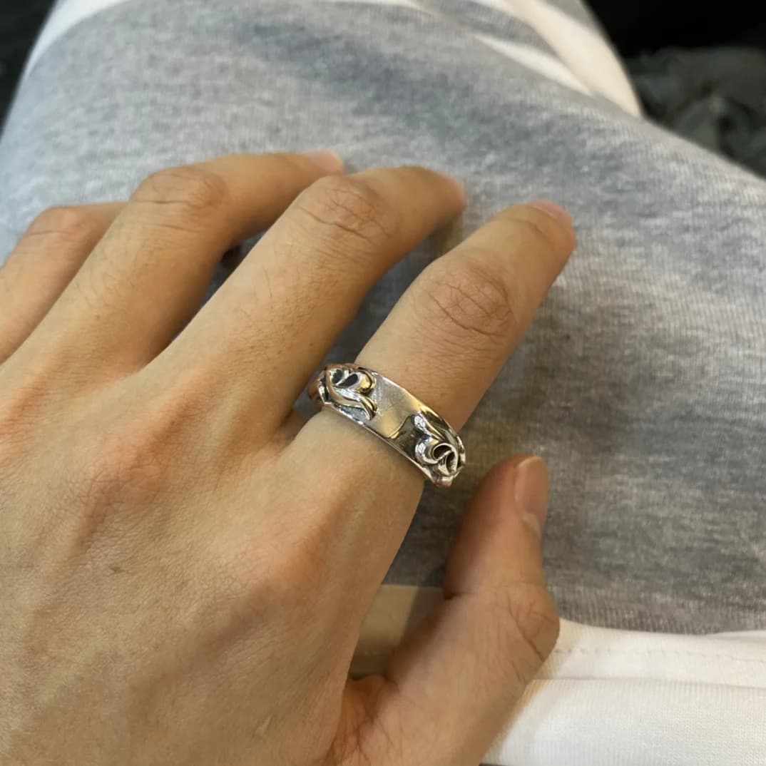 Кольцо Chrome Hearts Double Narrow Vine гладкой стороной на пальце руки