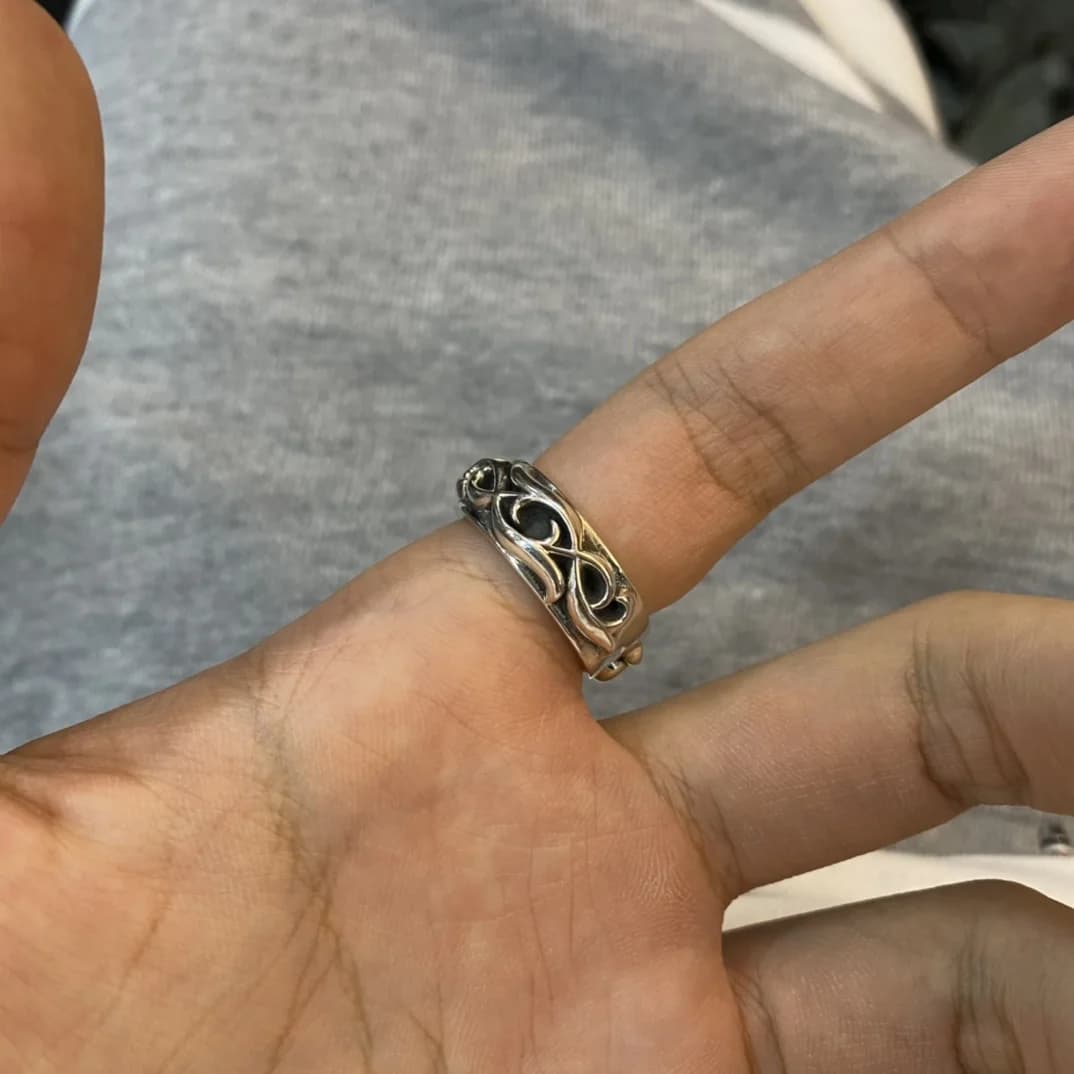 Вид сбоку на кольцо Chrome Hearts Double Narrow Vine на руке