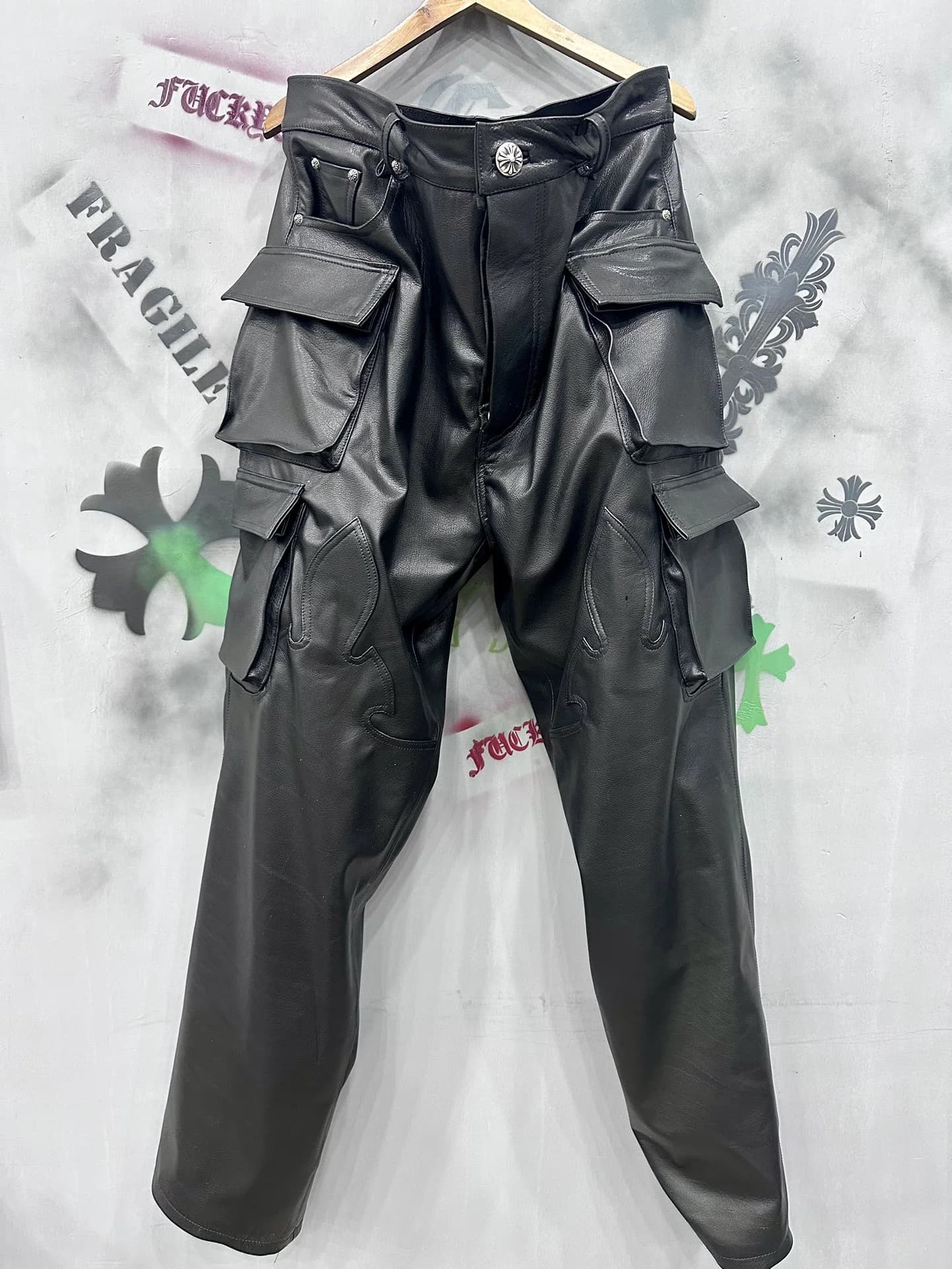 Черные кожаные брюки-карго Chrome Hearts, вид спереди
