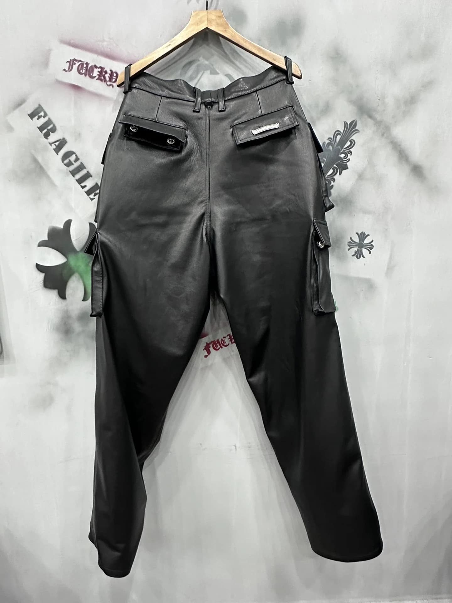 Черные кожаные брюки-карго Chrome Hearts, вид сзади