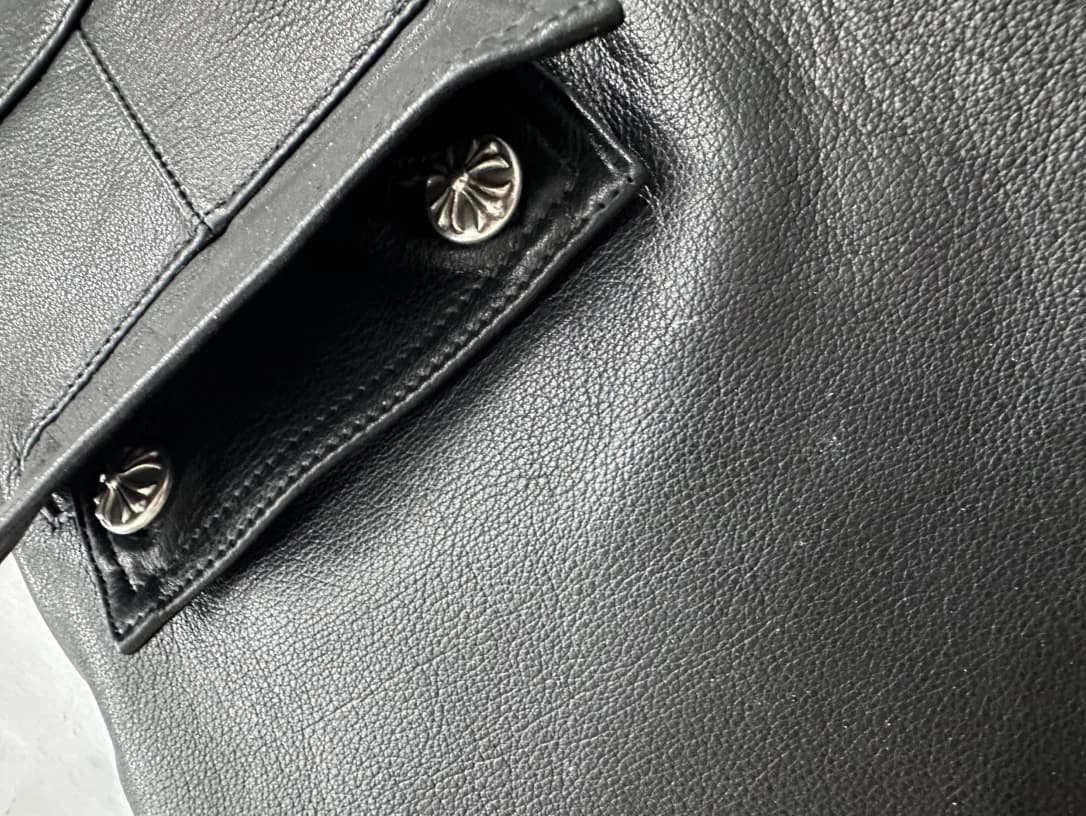 Деталь прорезного кармана с серебряными кнопками Chrome Hearts