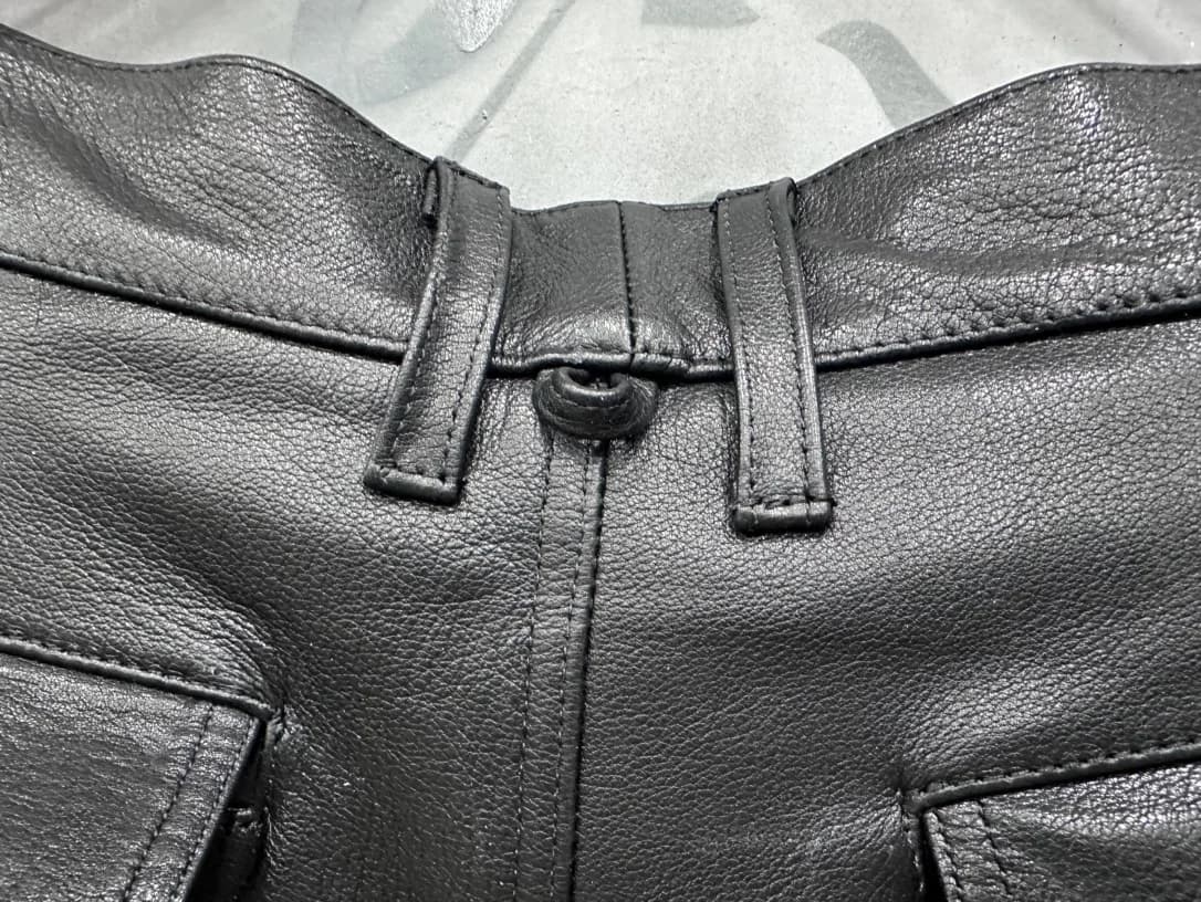 Шлевки для ремня на кожаных брюках Chrome Hearts