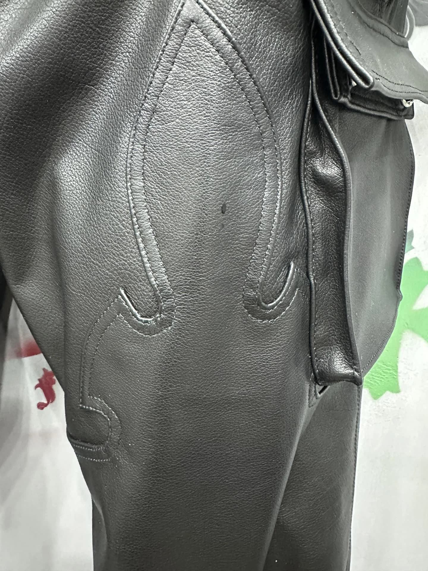 Деталь кожаной нашивки на брюках Chrome Hearts