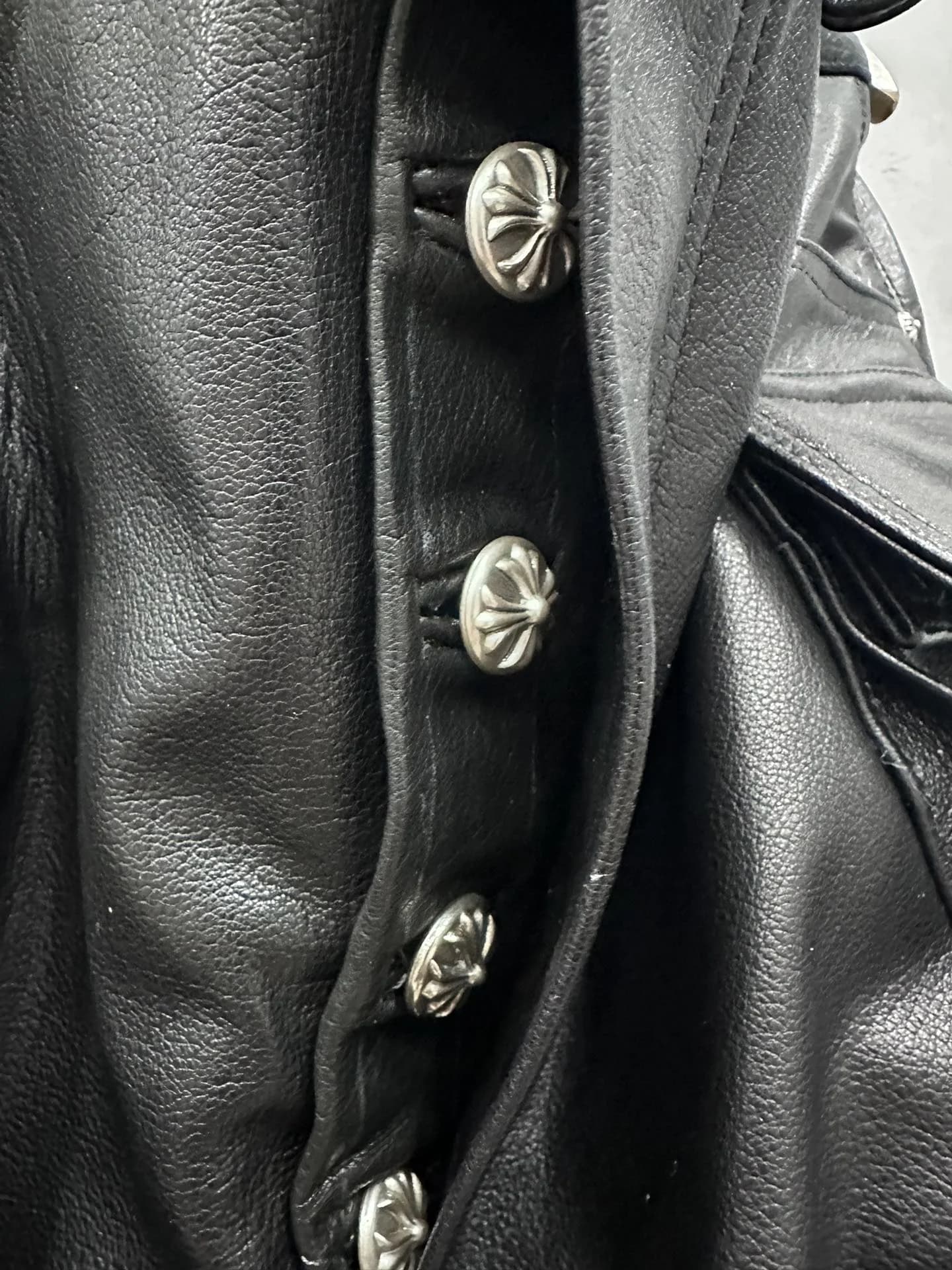 Застежка на серебряные пуговицы Chrome Hearts