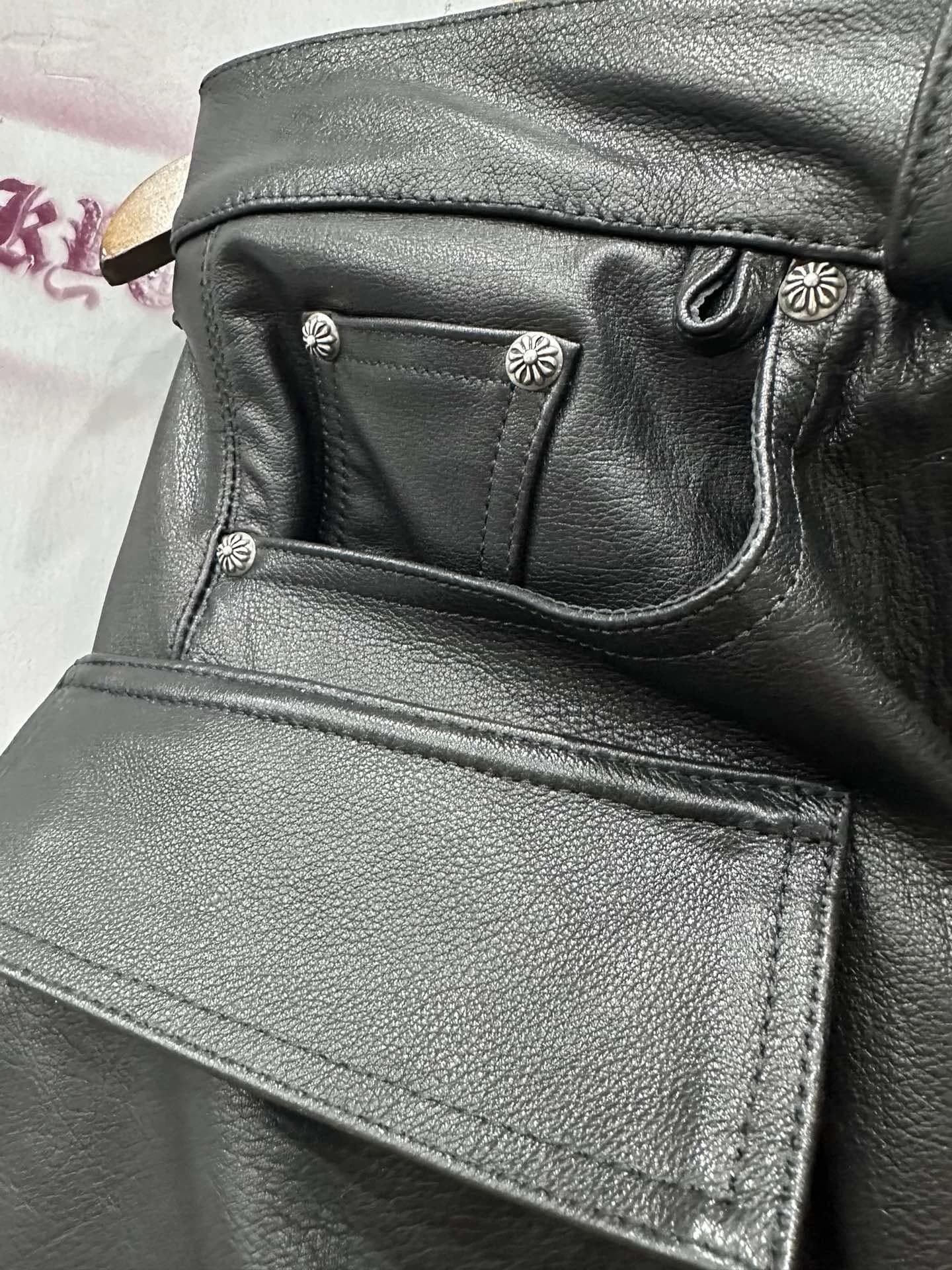 Карманы и фурнитура на кожаных брюках Chrome Hearts