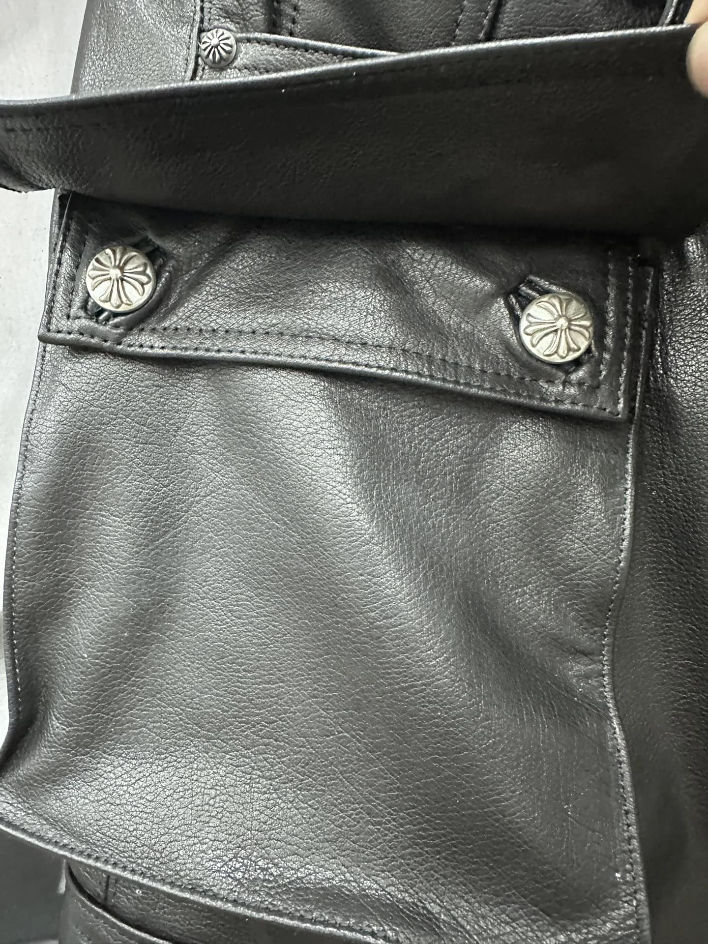 Деталь накладного кармана с серебряными кнопками Chrome Hearts