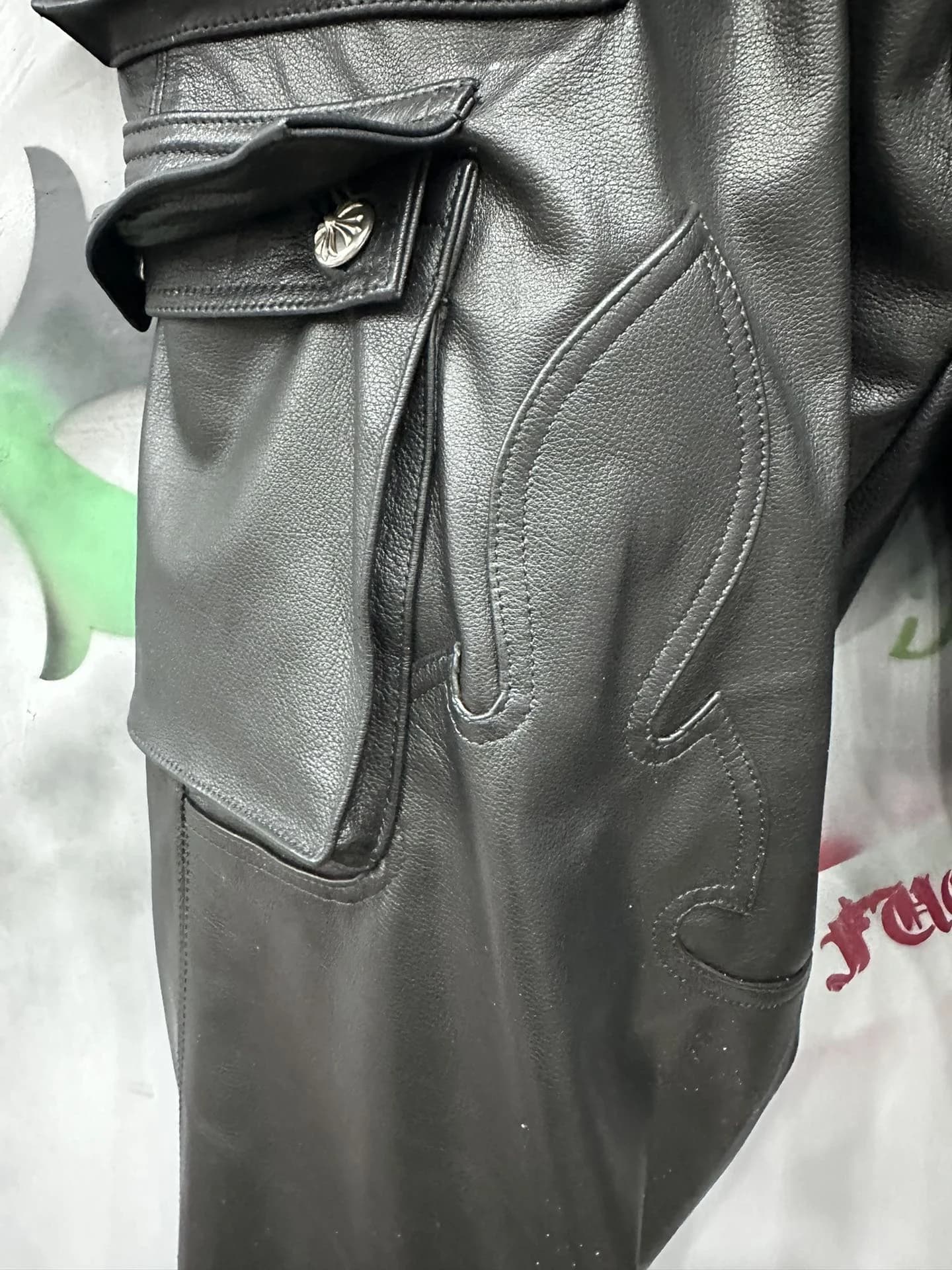 Боковой карман-карго и нашивка на брюках Chrome Hearts