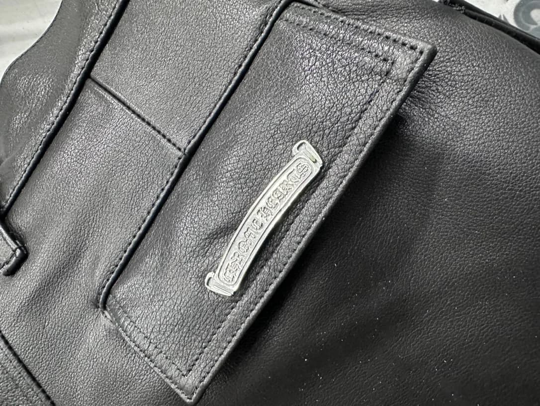 Металлическая пластина с логотипом Chrome Hearts на кармане