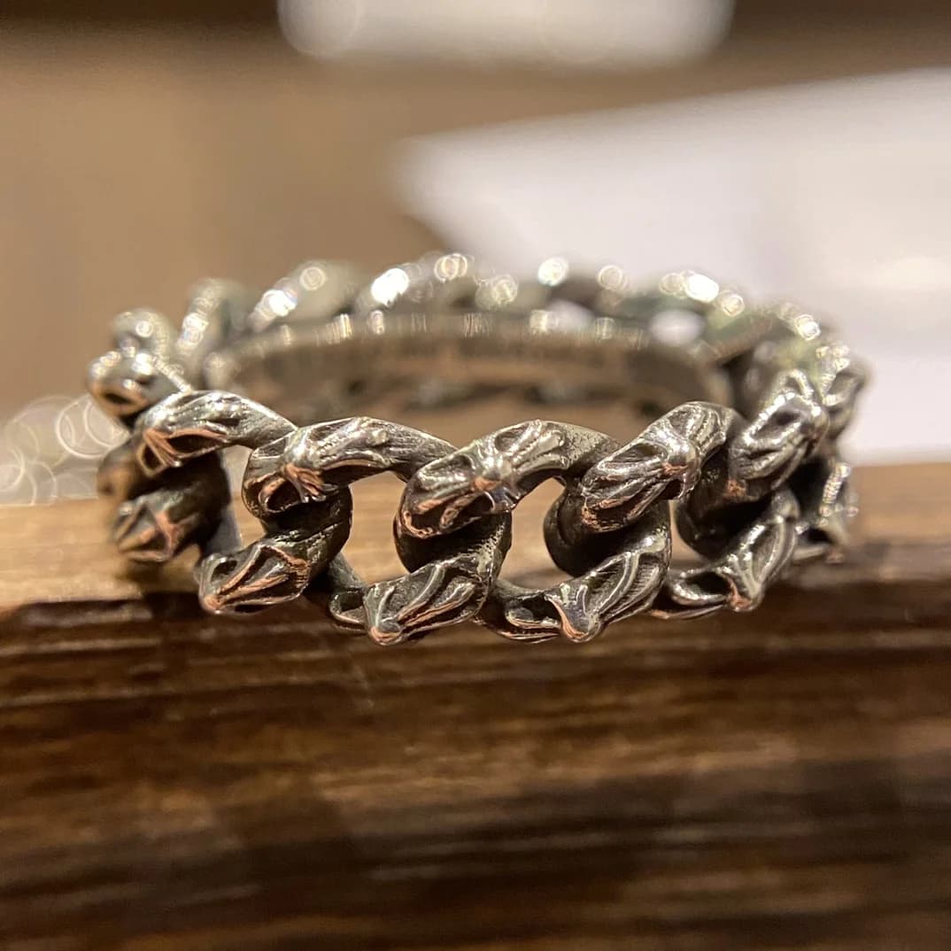 Фактурный узор звеньев серебряного кольца Chrome Hearts Chain крупным планом