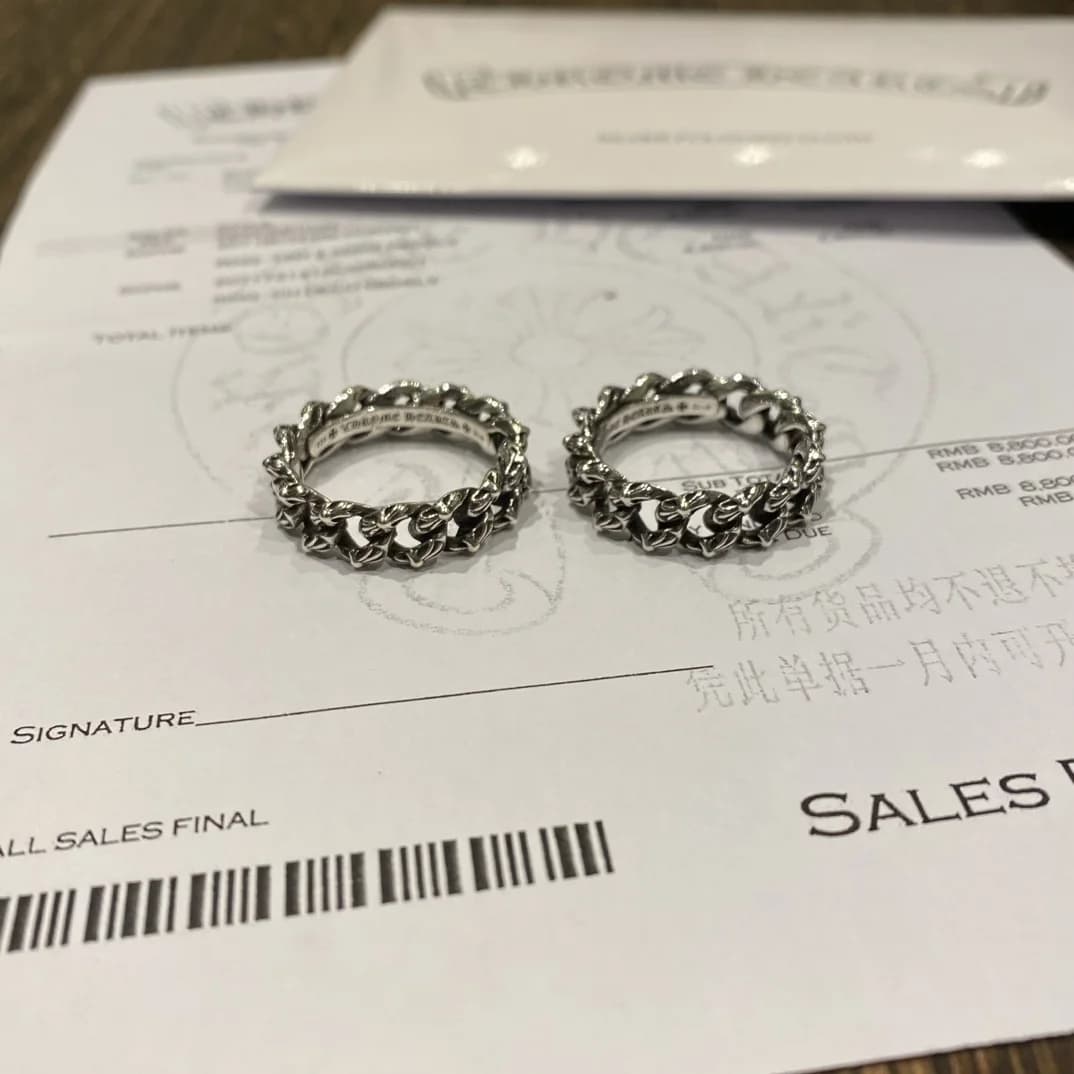 Вид сверху на серебряные кольца Chrome Hearts Chain и квитанцию