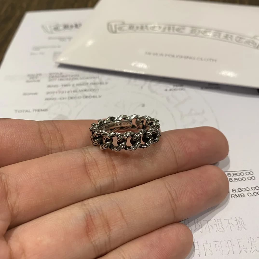 Серебряное кольцо Chrome Hearts Chain на руке, вид сбоку