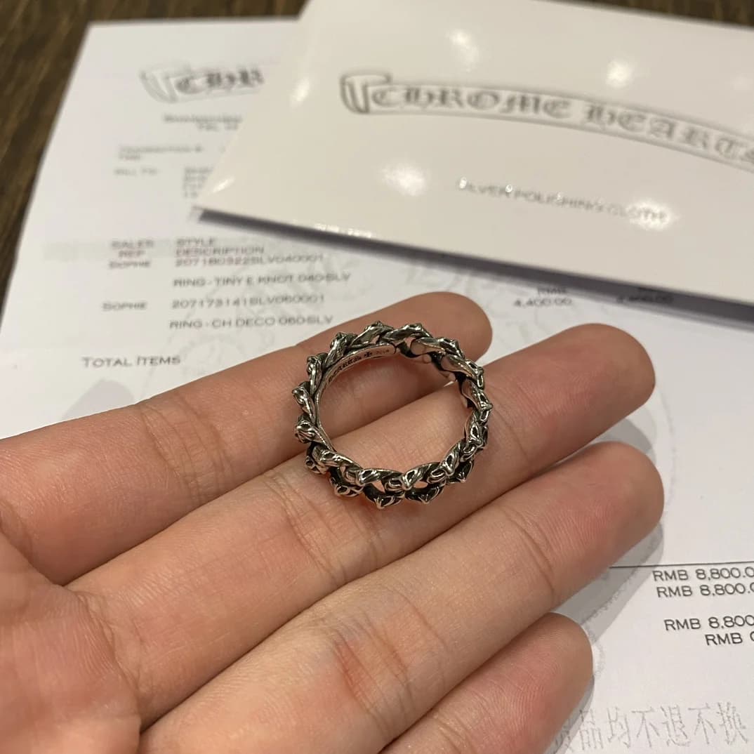 Серебряное кольцо Chrome Hearts Chain на ладони, вид сверху