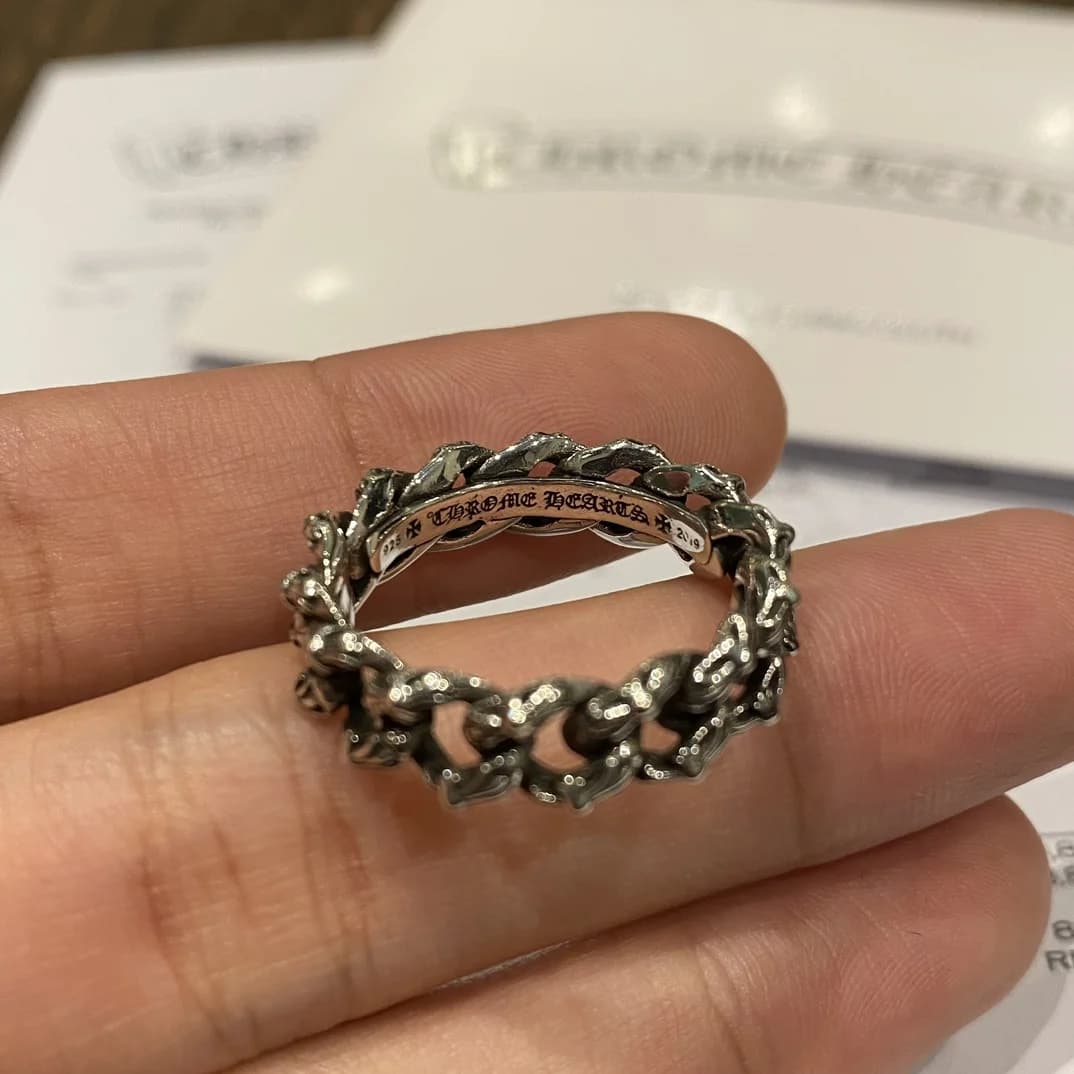 Демонстрация серебряного кольца Chrome Hearts Chain на пальцах с внутренней гравировкой