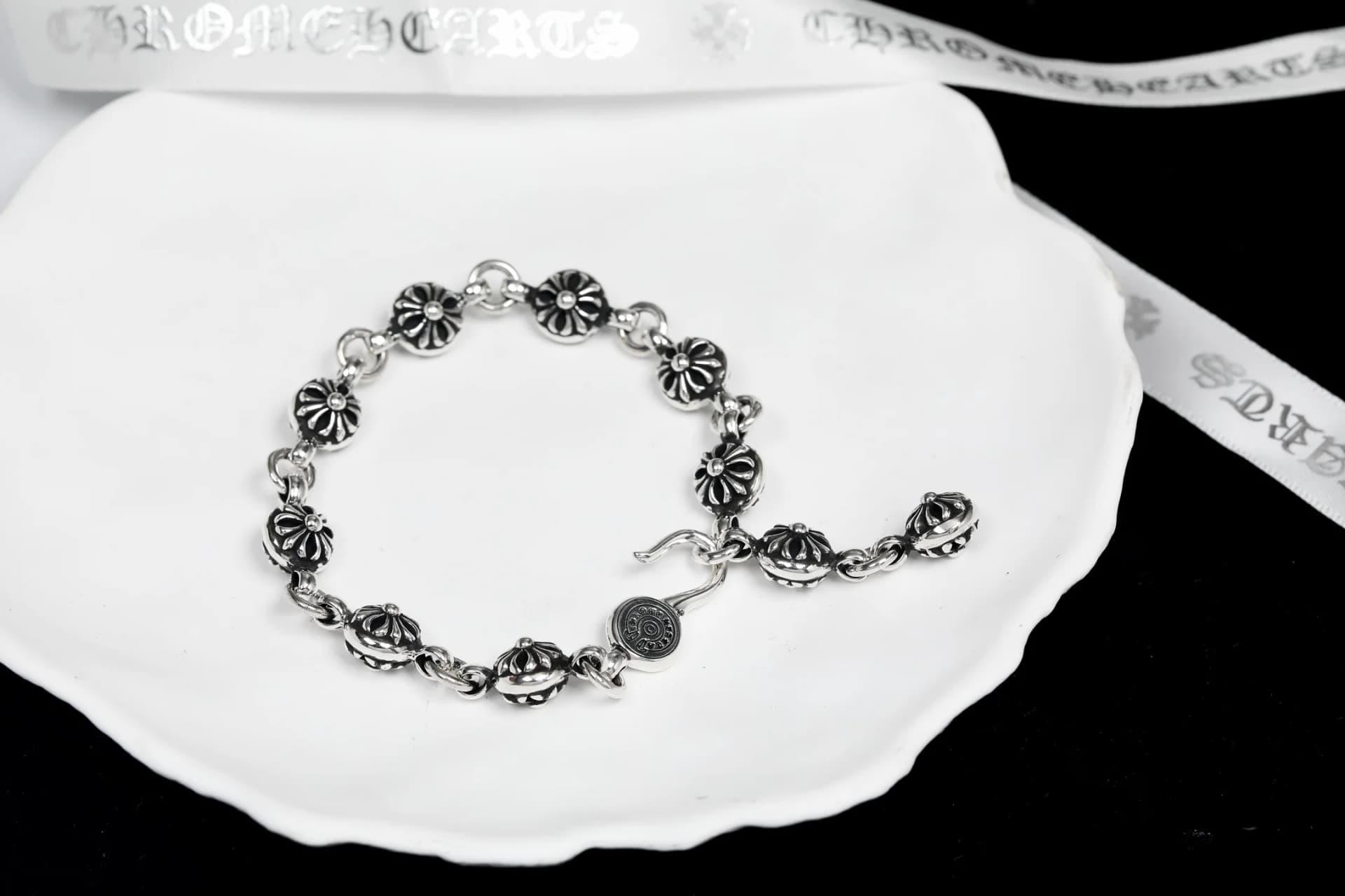 Серебряный браслет-цепь Chrome Hearts с круглыми звеньями на белой подставке