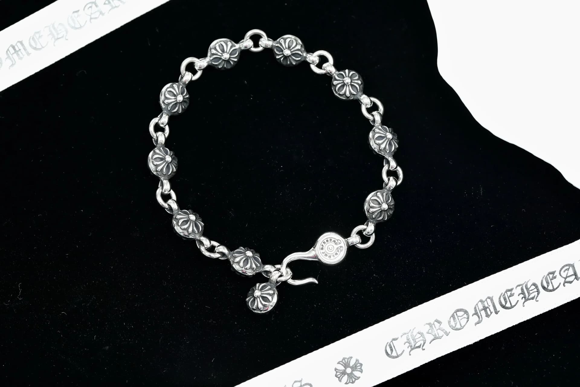 Браслет Chrome Hearts из серебра 925 пробы с замком-крючком на черном фоне