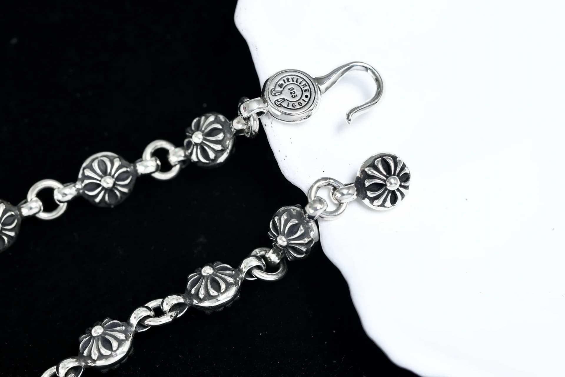 Детали застежки-крючка и подвески серебряного браслета Chrome Hearts