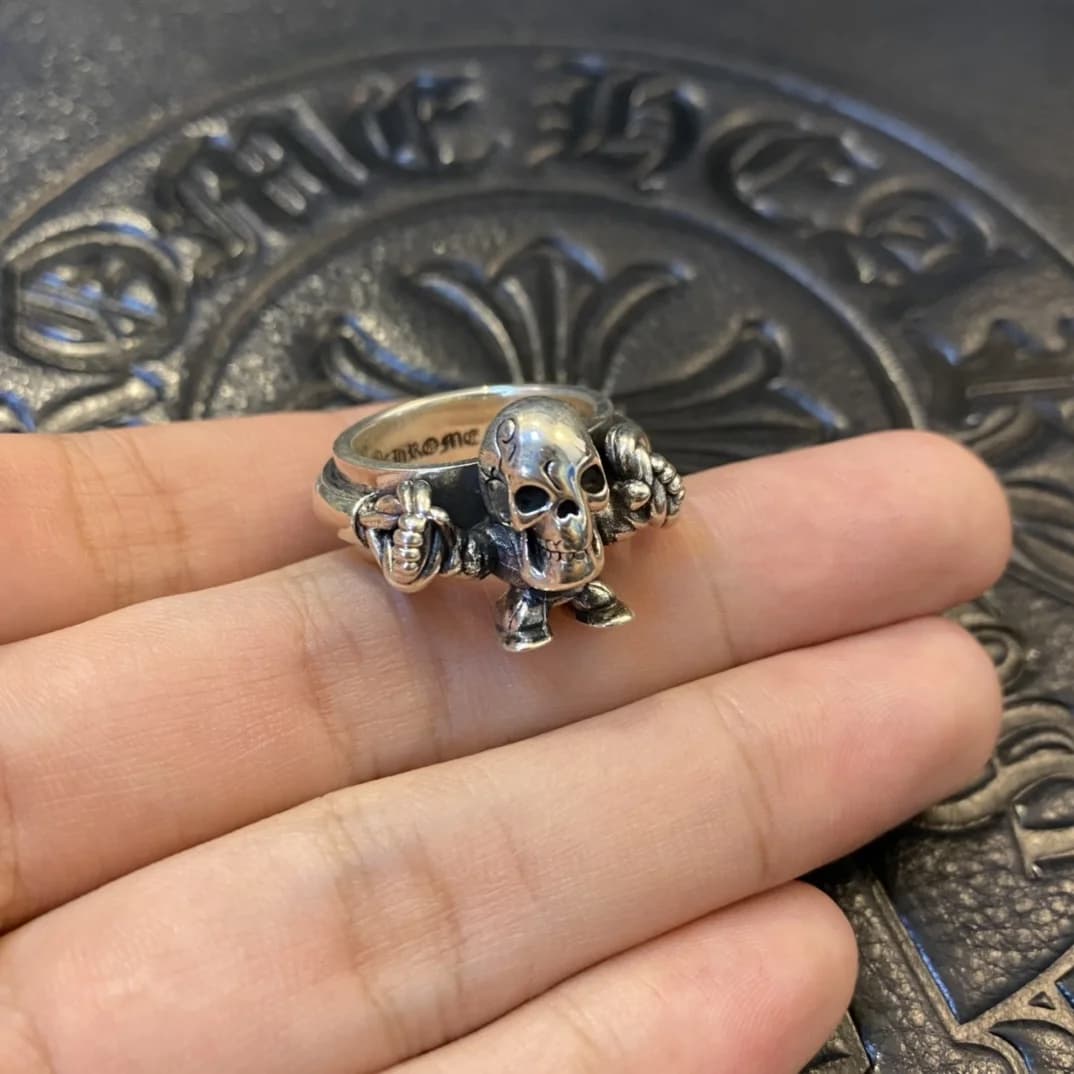 Серебряное кольцо Chrome Hearts Foti на руке, вид спереди под углом