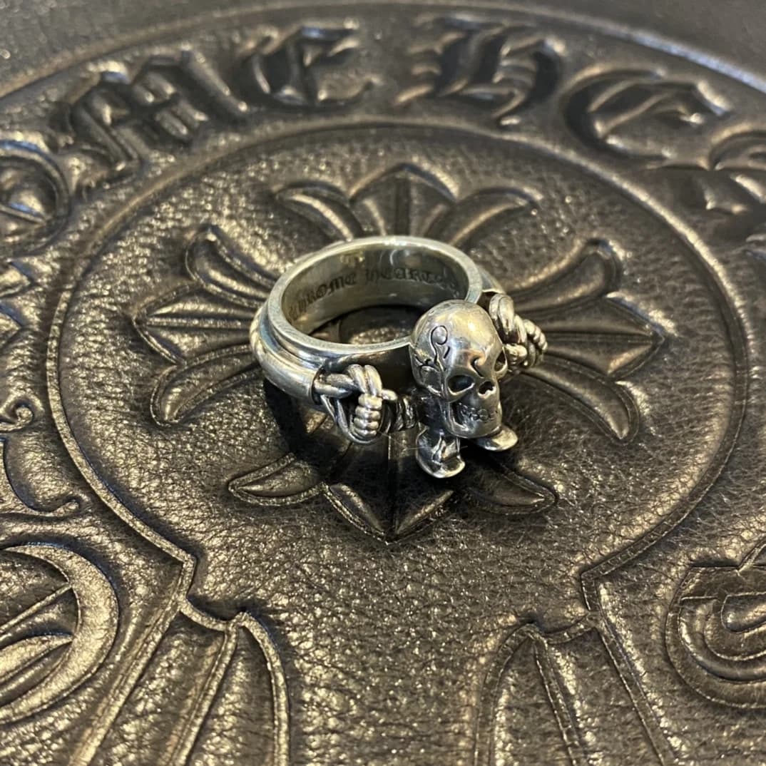 Кольцо Chrome Hearts Foti на фирменной гравированной подставке
