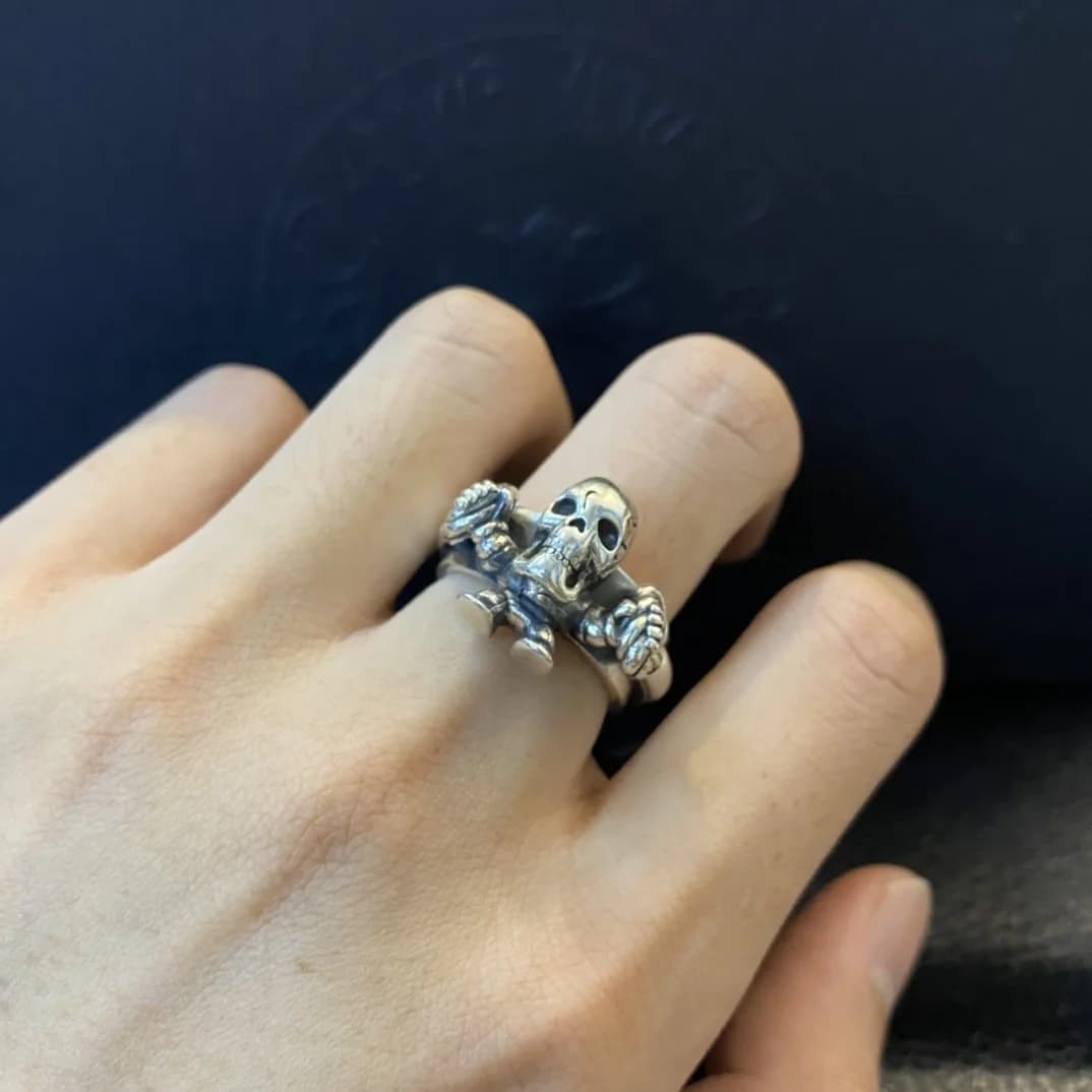 Кольцо Chrome Hearts Foti на пальце, вид сверху