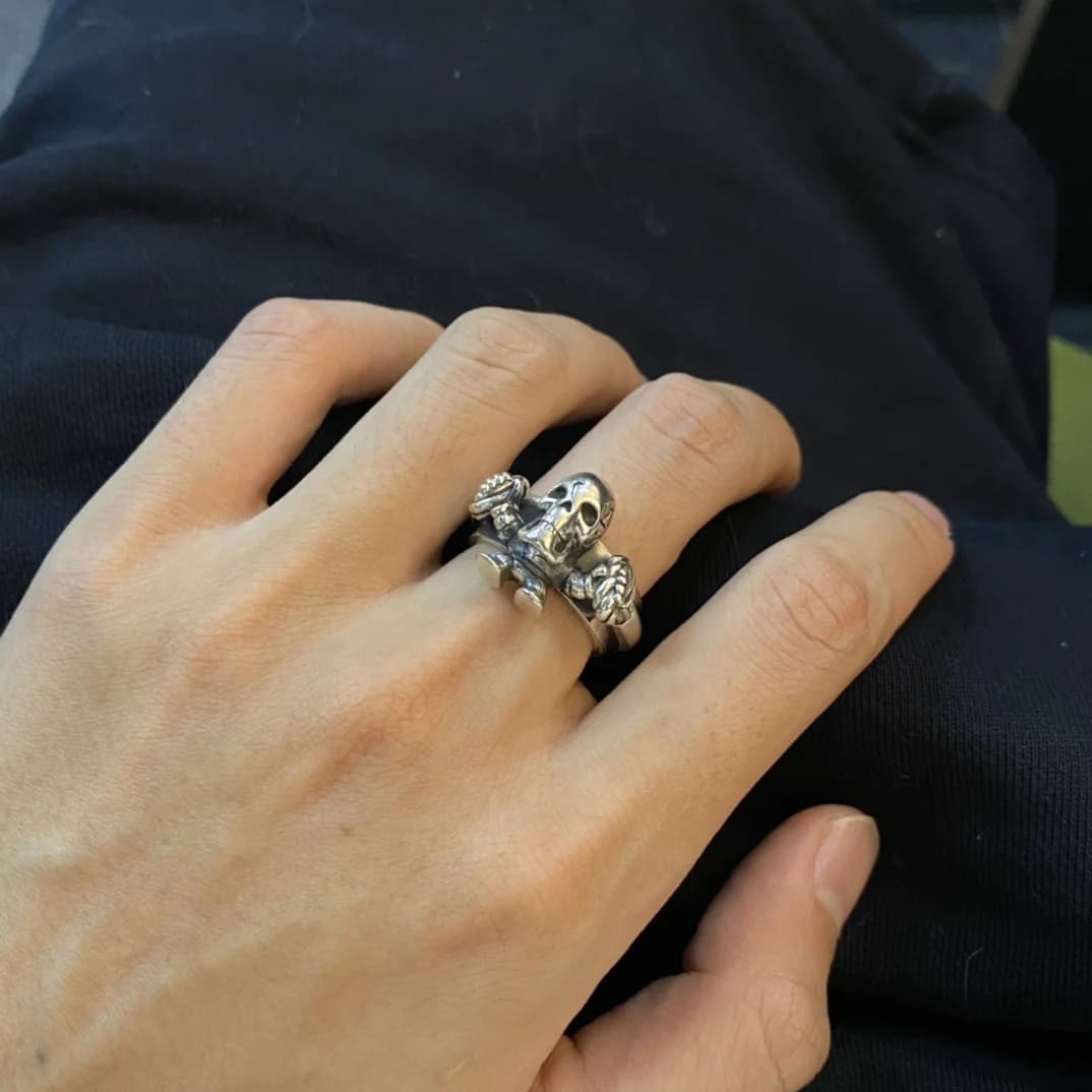 Массивное кольцо Chrome Hearts Foti на руке