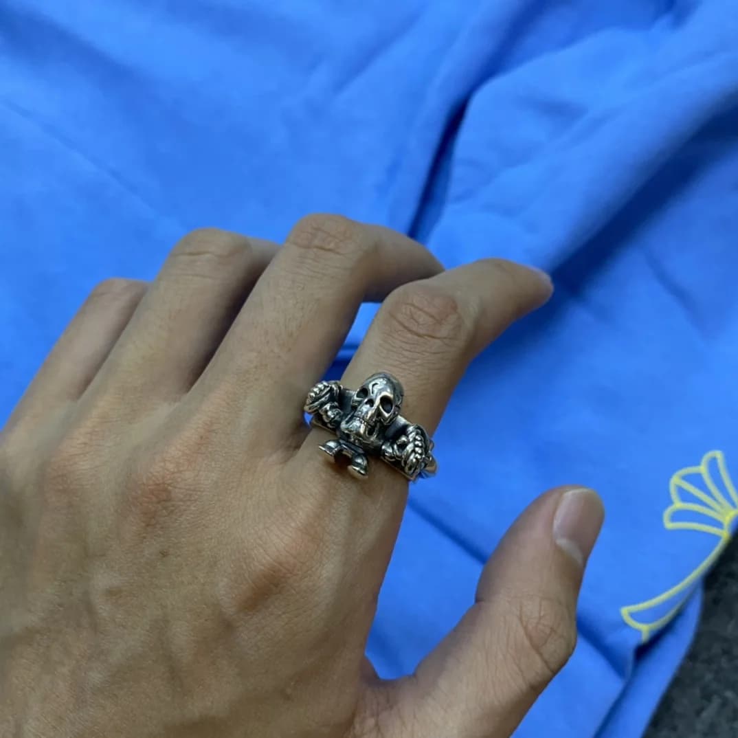 Примерка серебряного кольца Chrome Hearts Foti на руке