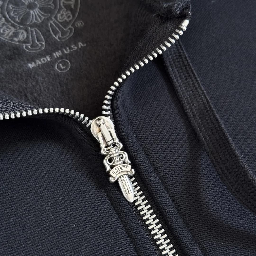 Металлическая молния с пуллером-кинжалом на зип-худи Chrome Hearts