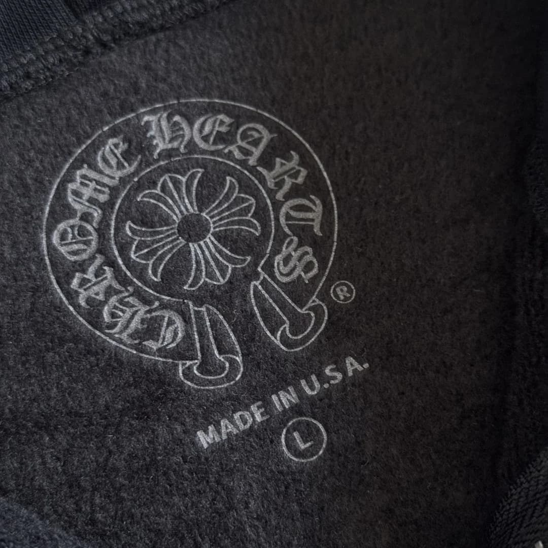 Внутренний принт с логотипом Chrome Hearts на горловине