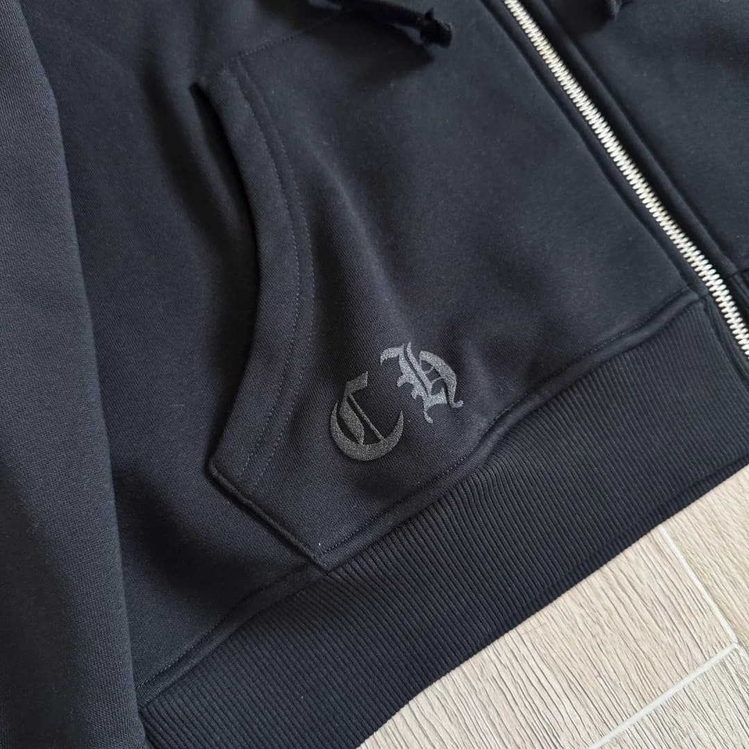 Передний карман зип-худи Chrome Hearts с вышивкой CH