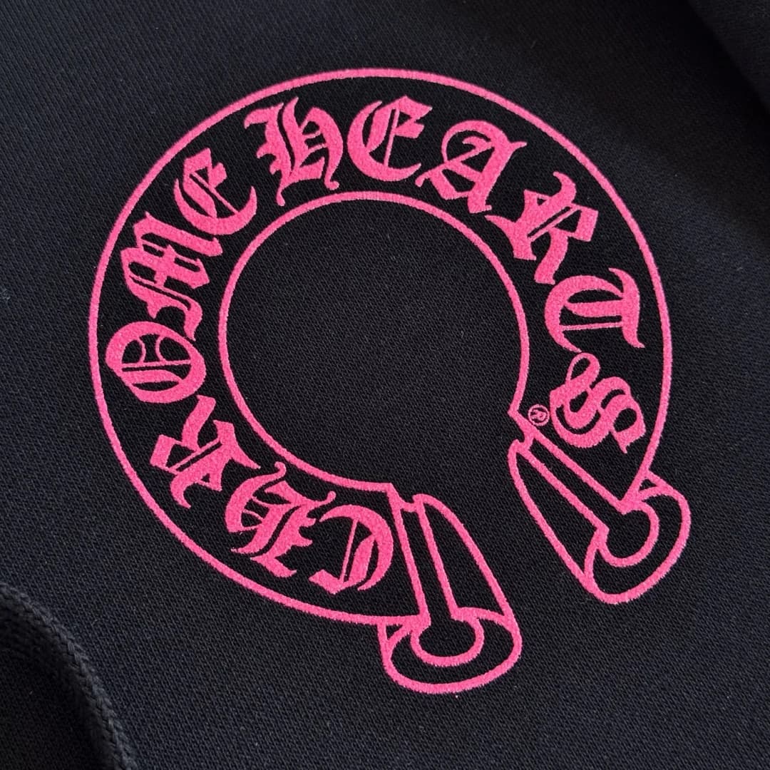 Розовый принт подковы Chrome Hearts на спине крупным планом