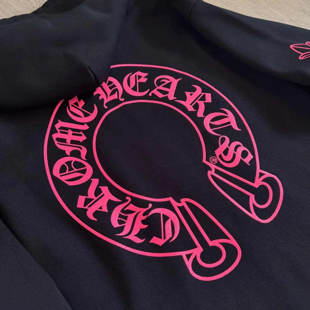 Принт подковы Chrome Hearts на черном фоне