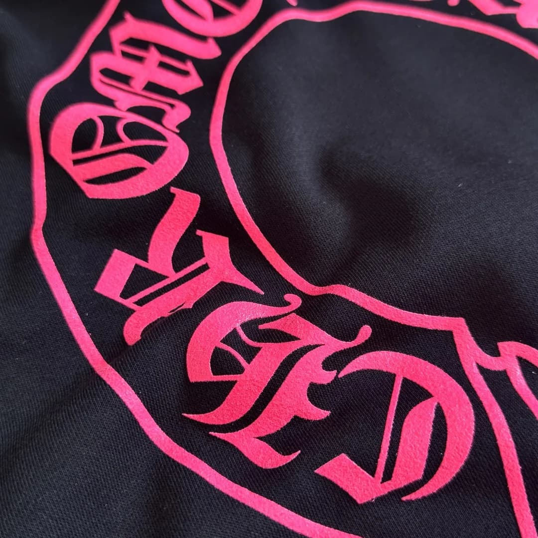 Крупный план розового принта подковы Chrome Hearts