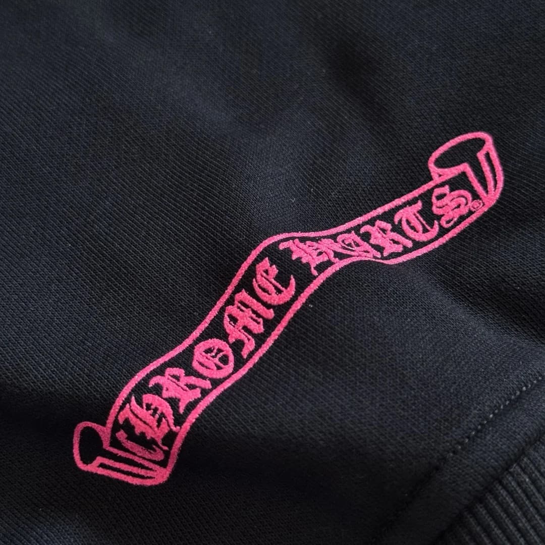 Розовый текстовый принт Chrome Hearts на подоле