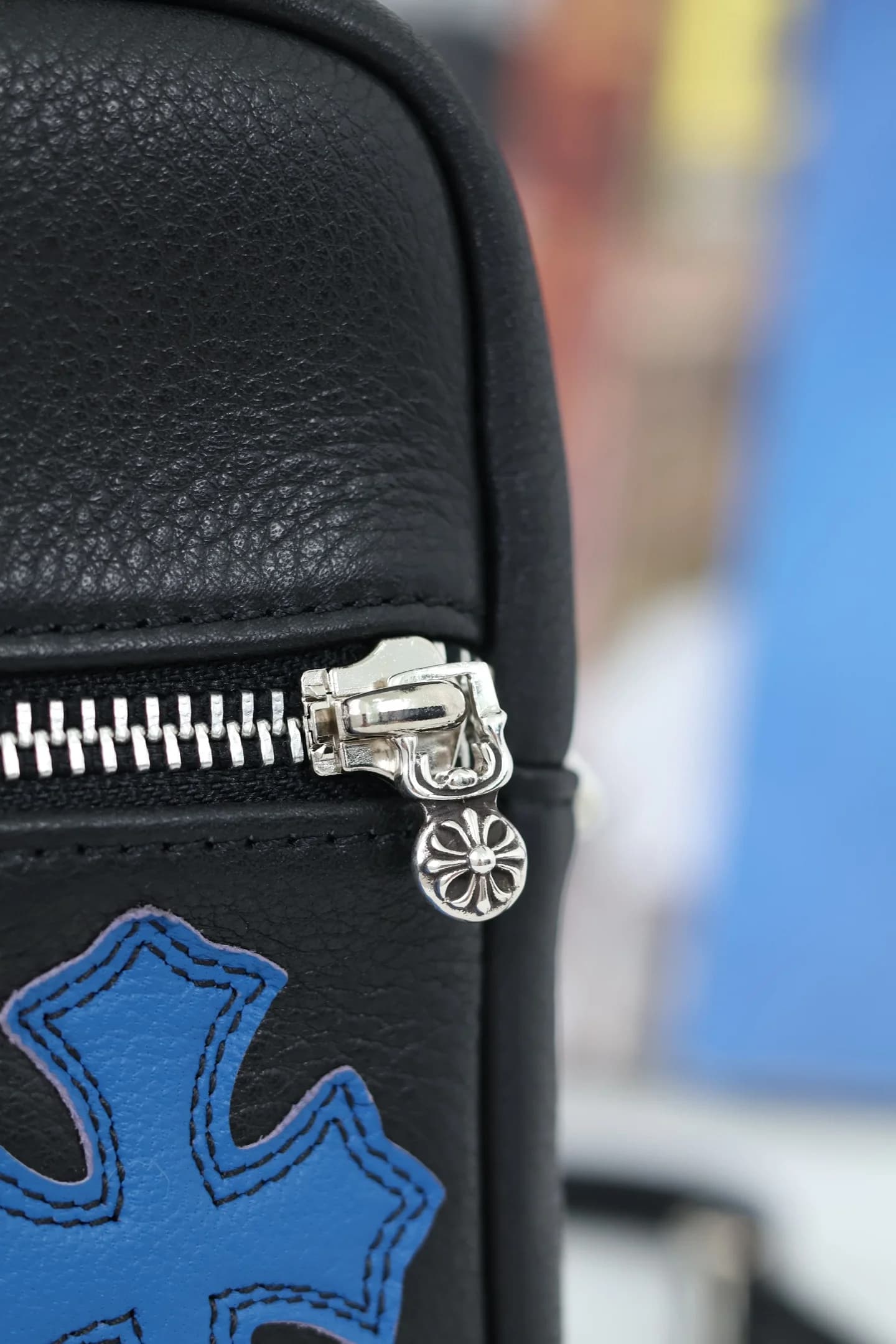 Серебряный бегунок молнии переднего кармана сумки Chrome Hearts крупным планом