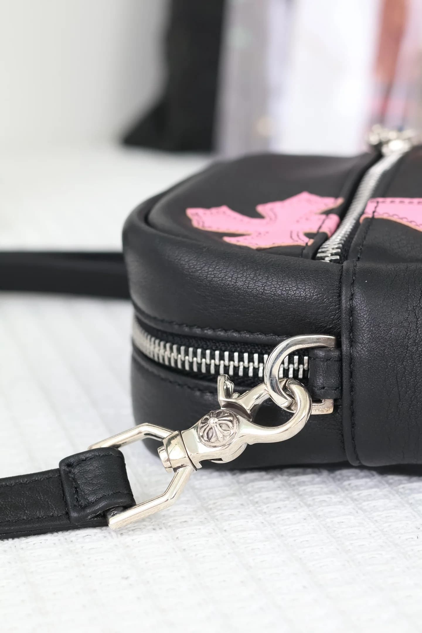 Металлический карабин крепления ремня к сумке Chrome Hearts, макросъемка