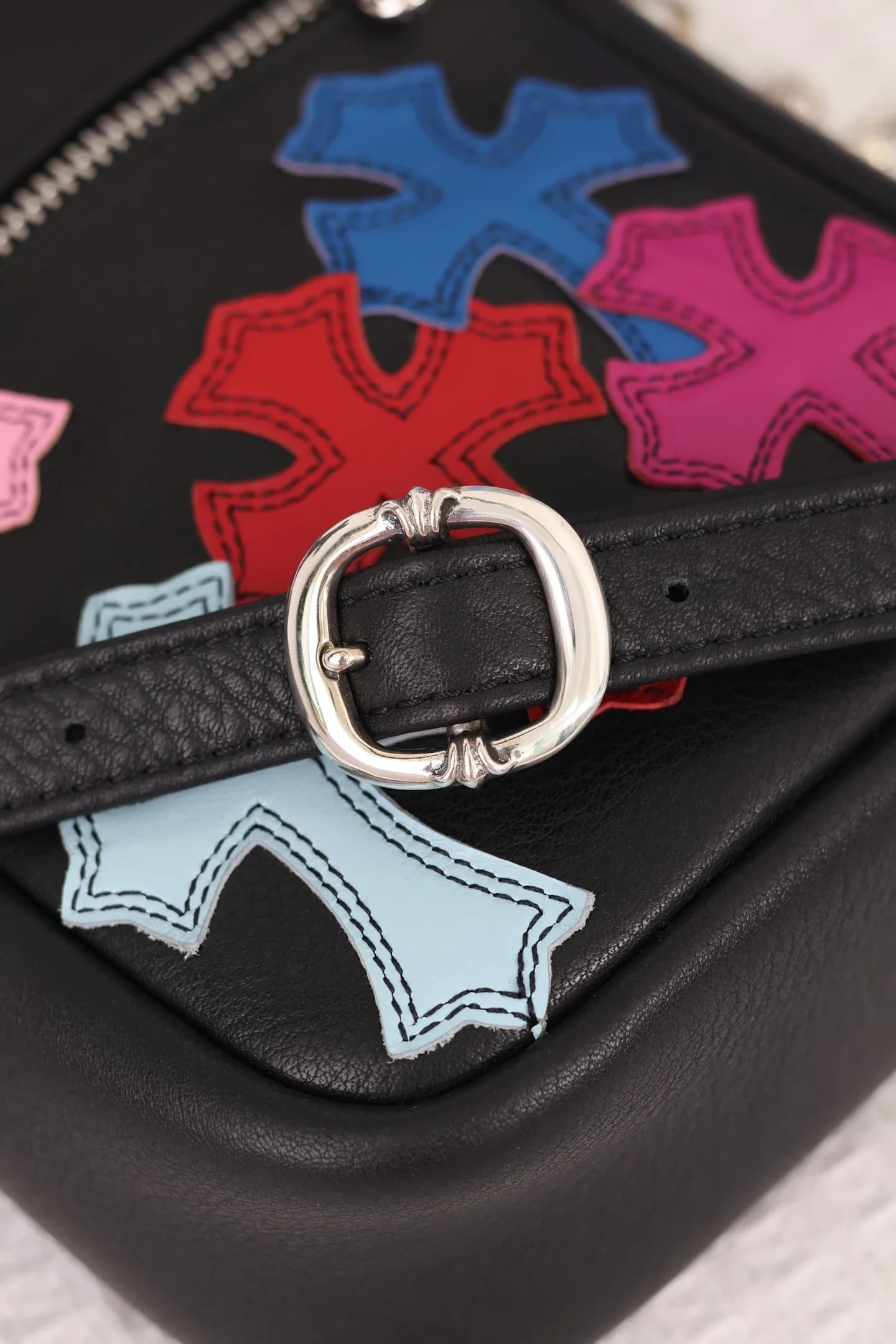 Пряжка регулировки ремня и цветные кожаные кресты сумки Chrome Hearts