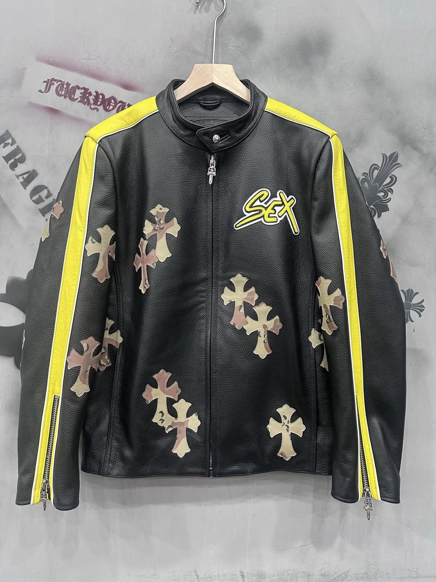 Кожаная куртка Chrome Hearts Sex Records, вид спереди