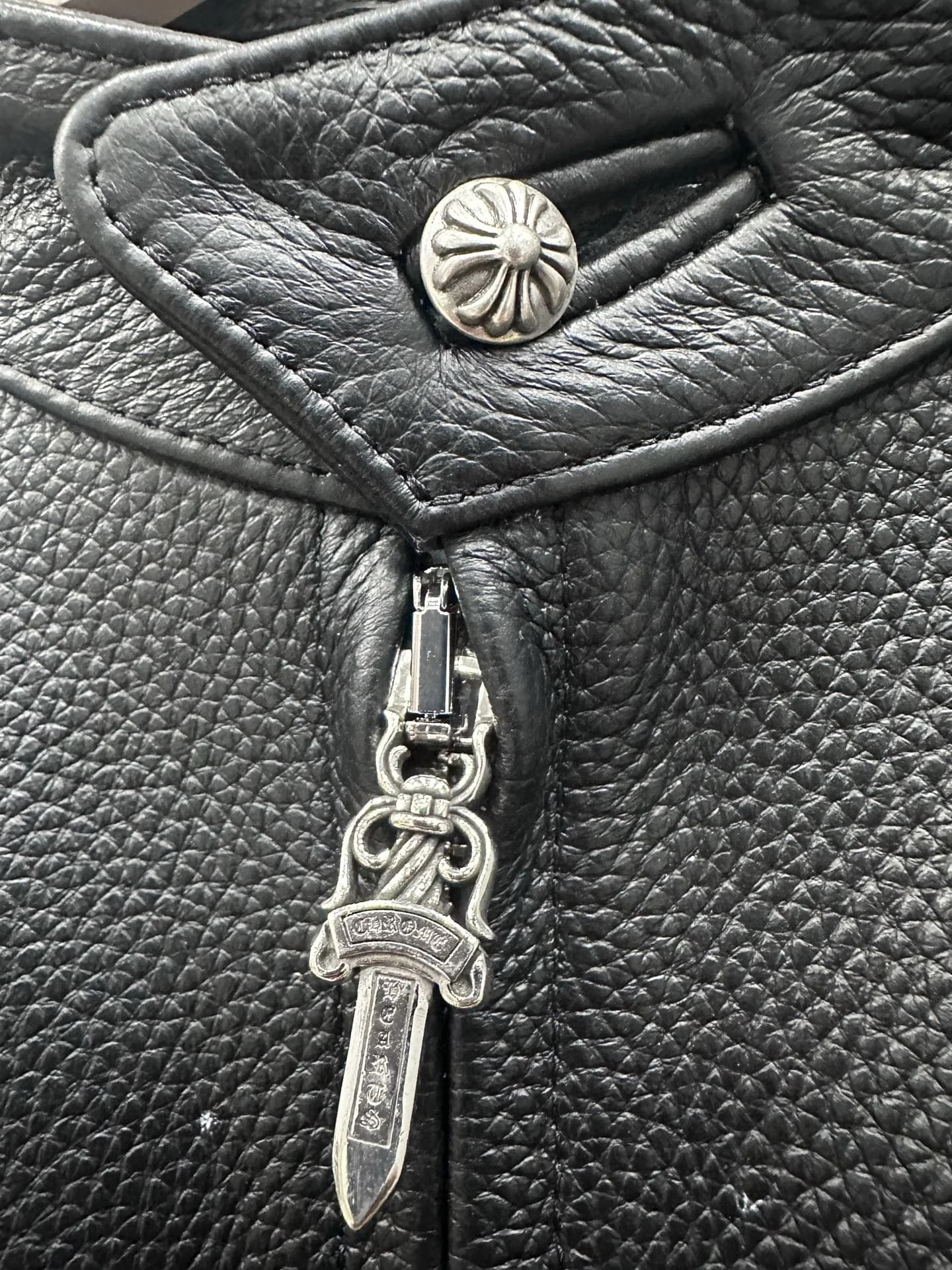 Деталь воротника и молнии с серебряным пуллером Chrome Hearts