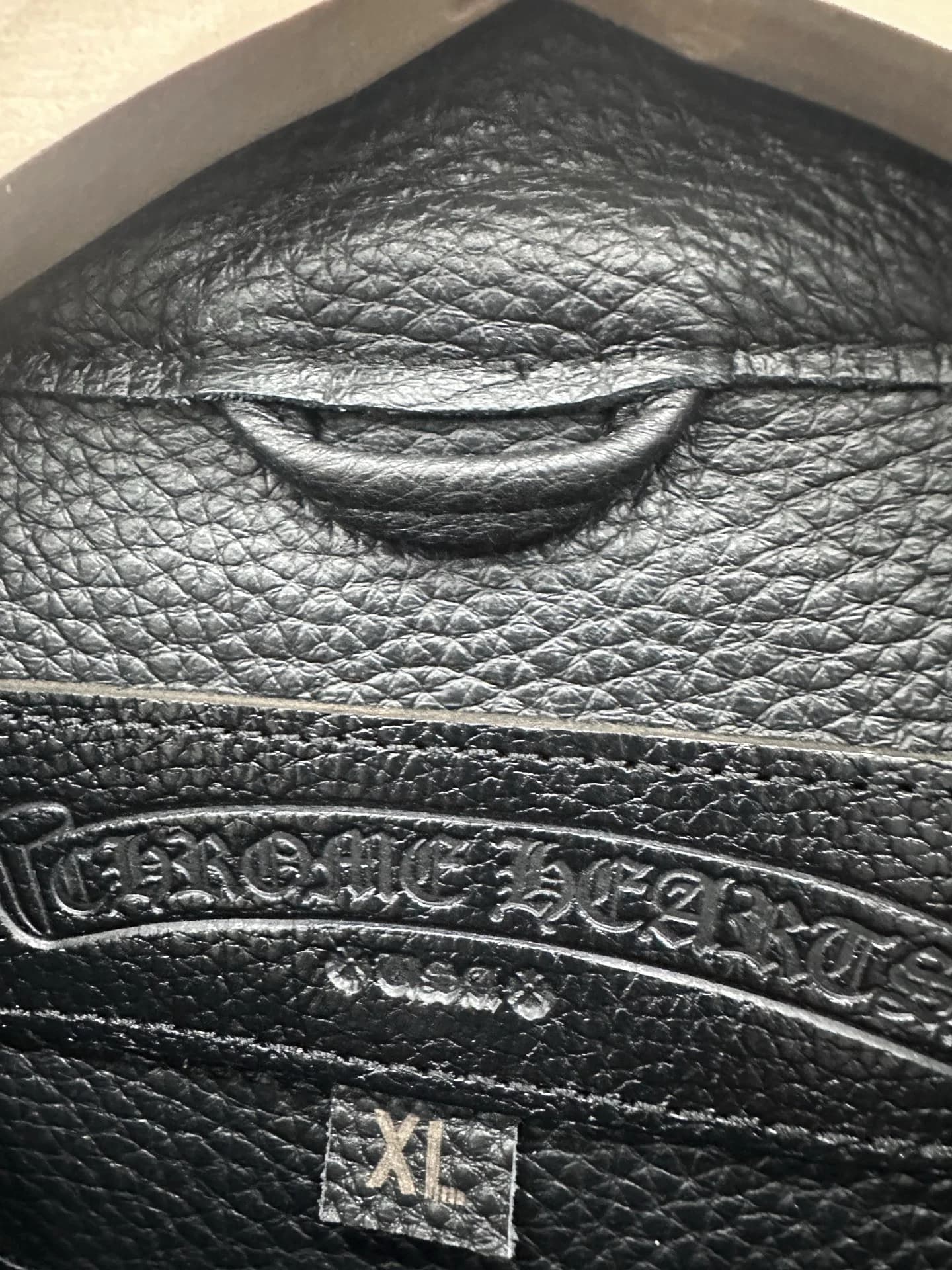 Внутренняя бирка с логотипом Chrome Hearts и размером XL