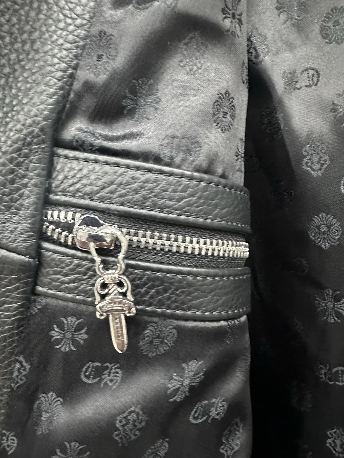 Внутренняя подкладка куртки Chrome Hearts с фирменным паттерном