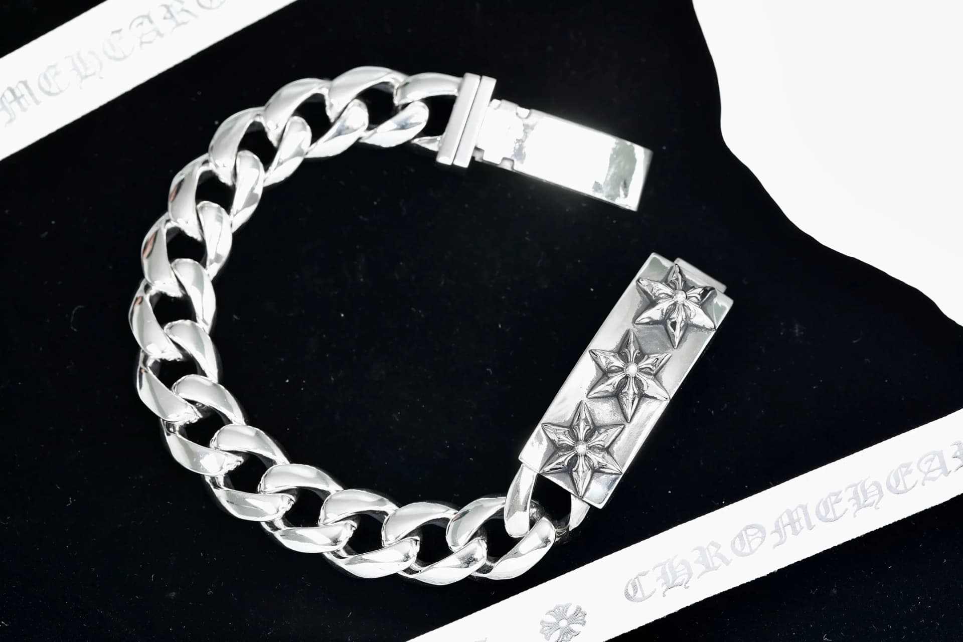 Серебряный браслет-цепь Chrome Hearts Star ID на черном фоне