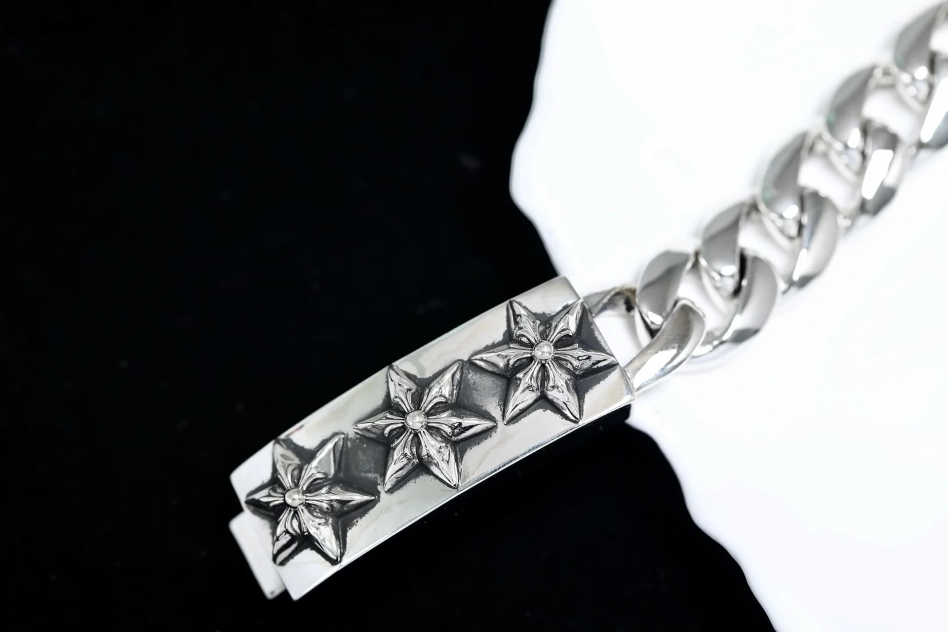 Деталь пластины браслета Chrome Hearts с рельефными звездами