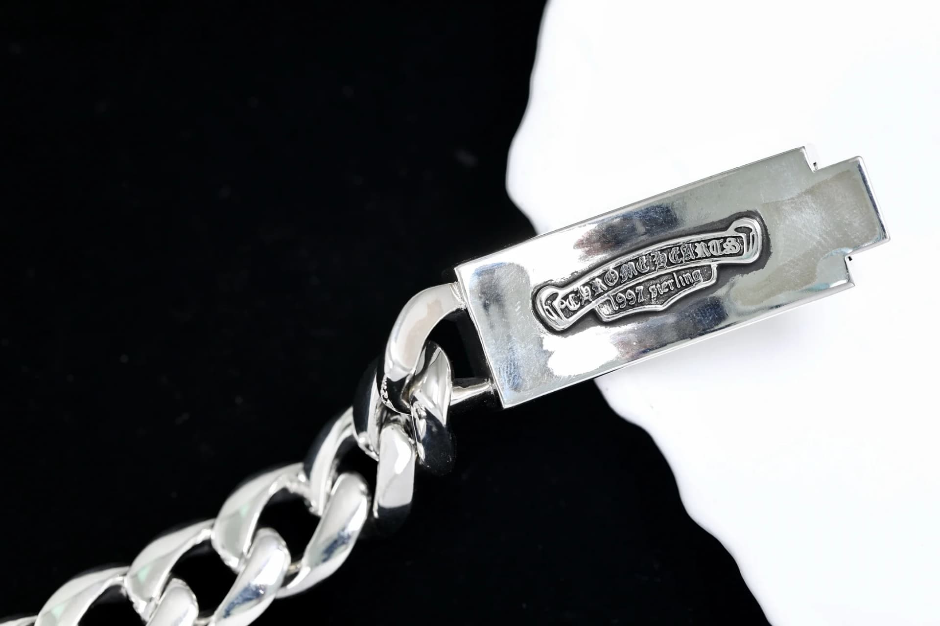 Внутренняя сторона пластины браслета Chrome Hearts с гравировкой бренда